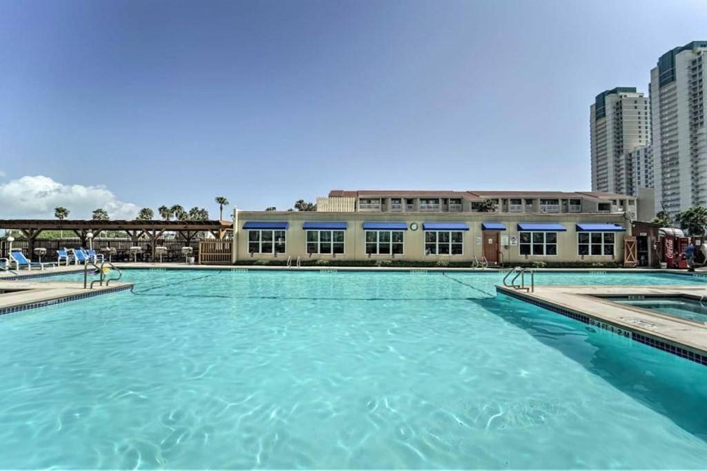 1 Bedroom Studio Near Beach w Pool & Amenities view 3