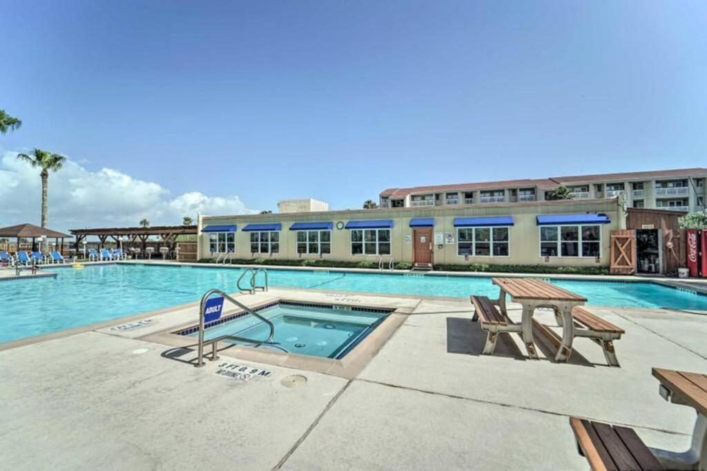 1 Bedroom Studio Near Beach w Pool & Amenities view 5