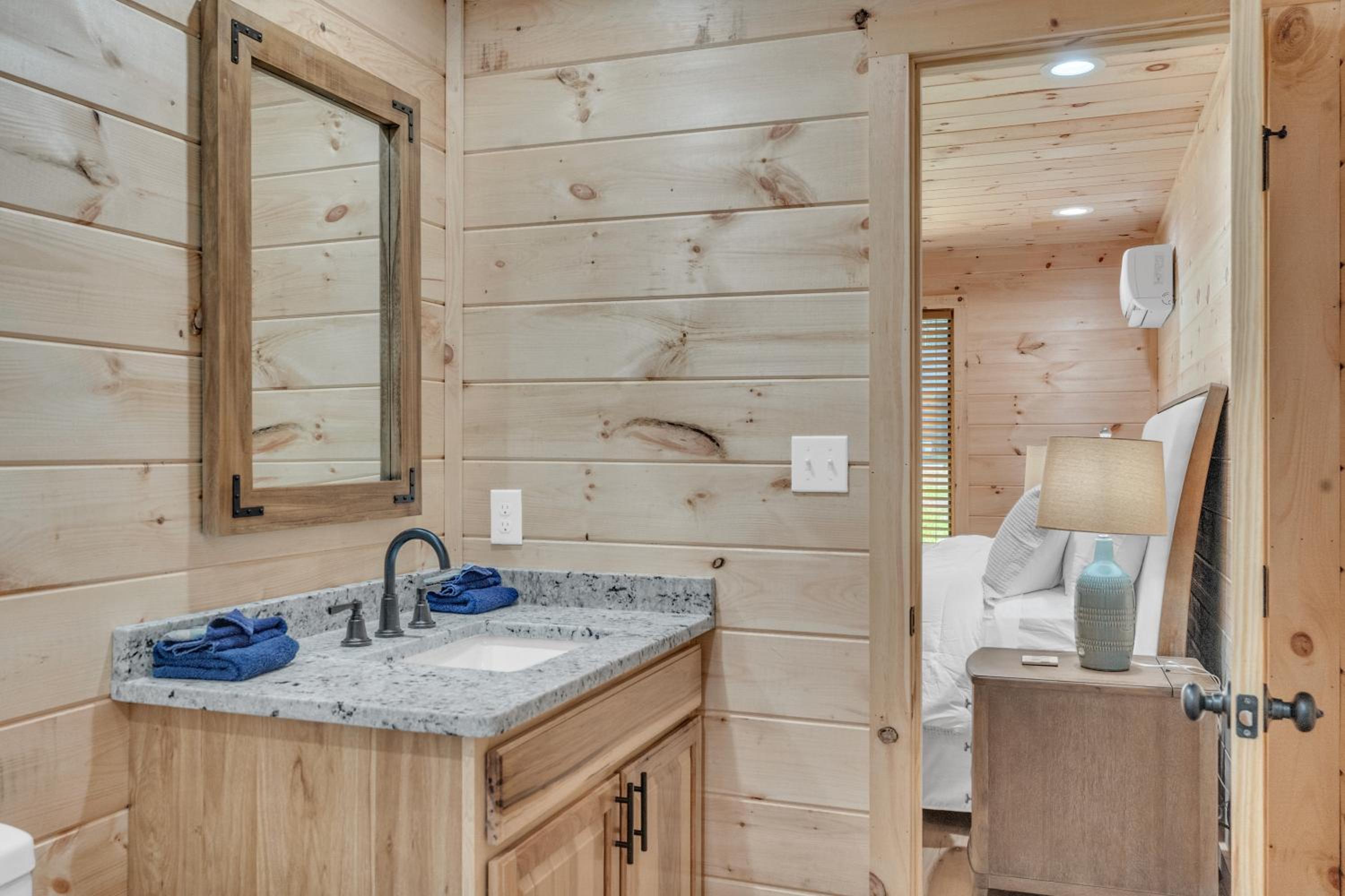 Getaway Cottage, Pickleball Court, Creek, WIFI, Mountain Views, WIFI