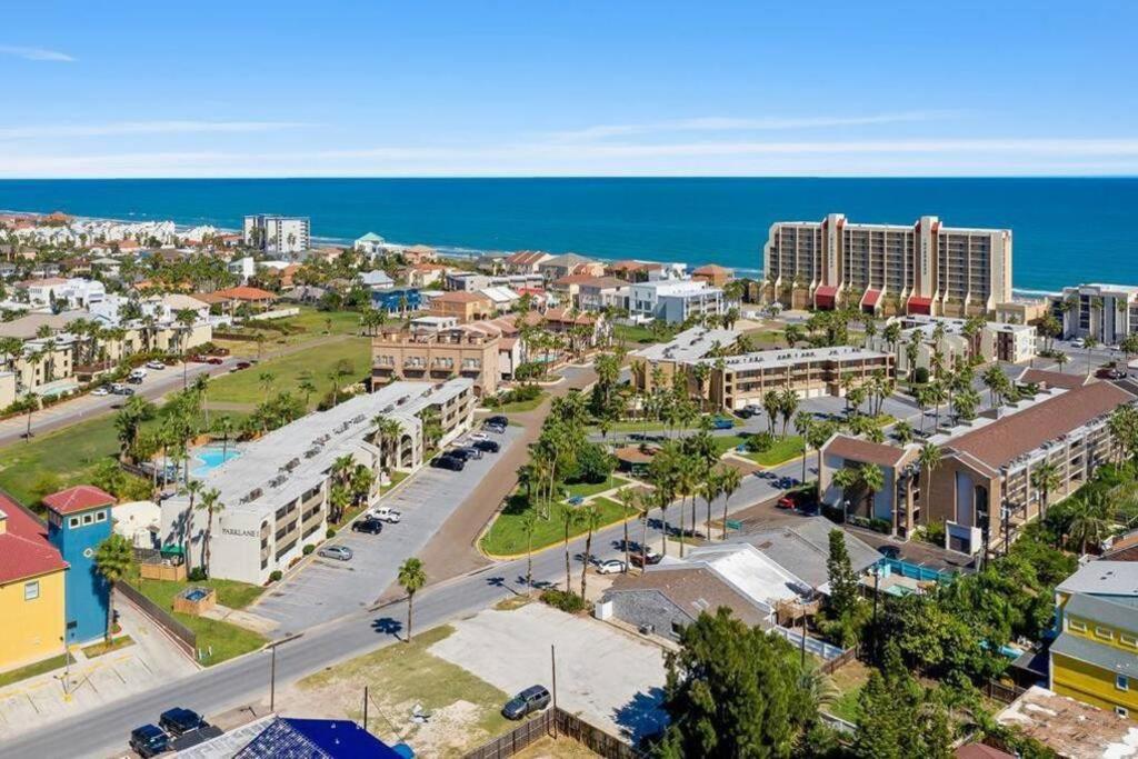 2 Bed 2 Bath Condo by Beach with Resort Pool view 2