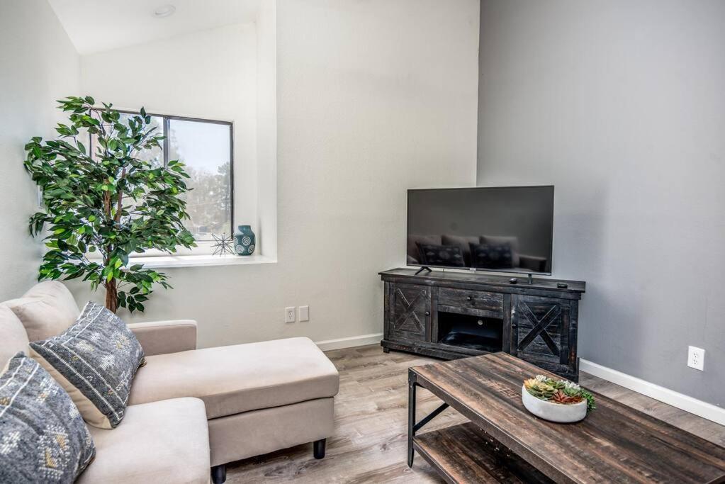 Stylish 1bd in of Old Town Heated HotTub view 4