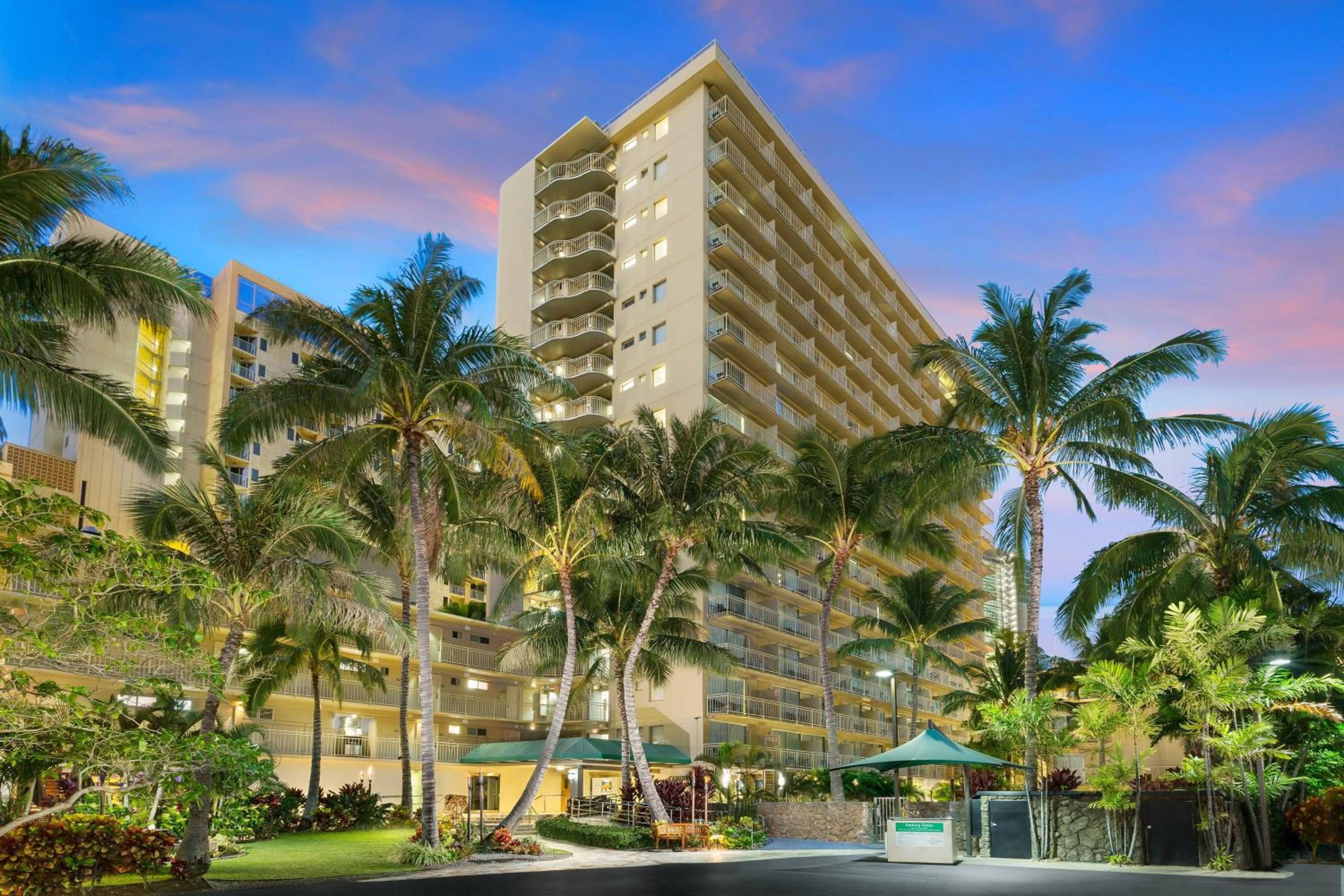 Hotel Courtyard by Marriott Waikiki Beach - Image 1