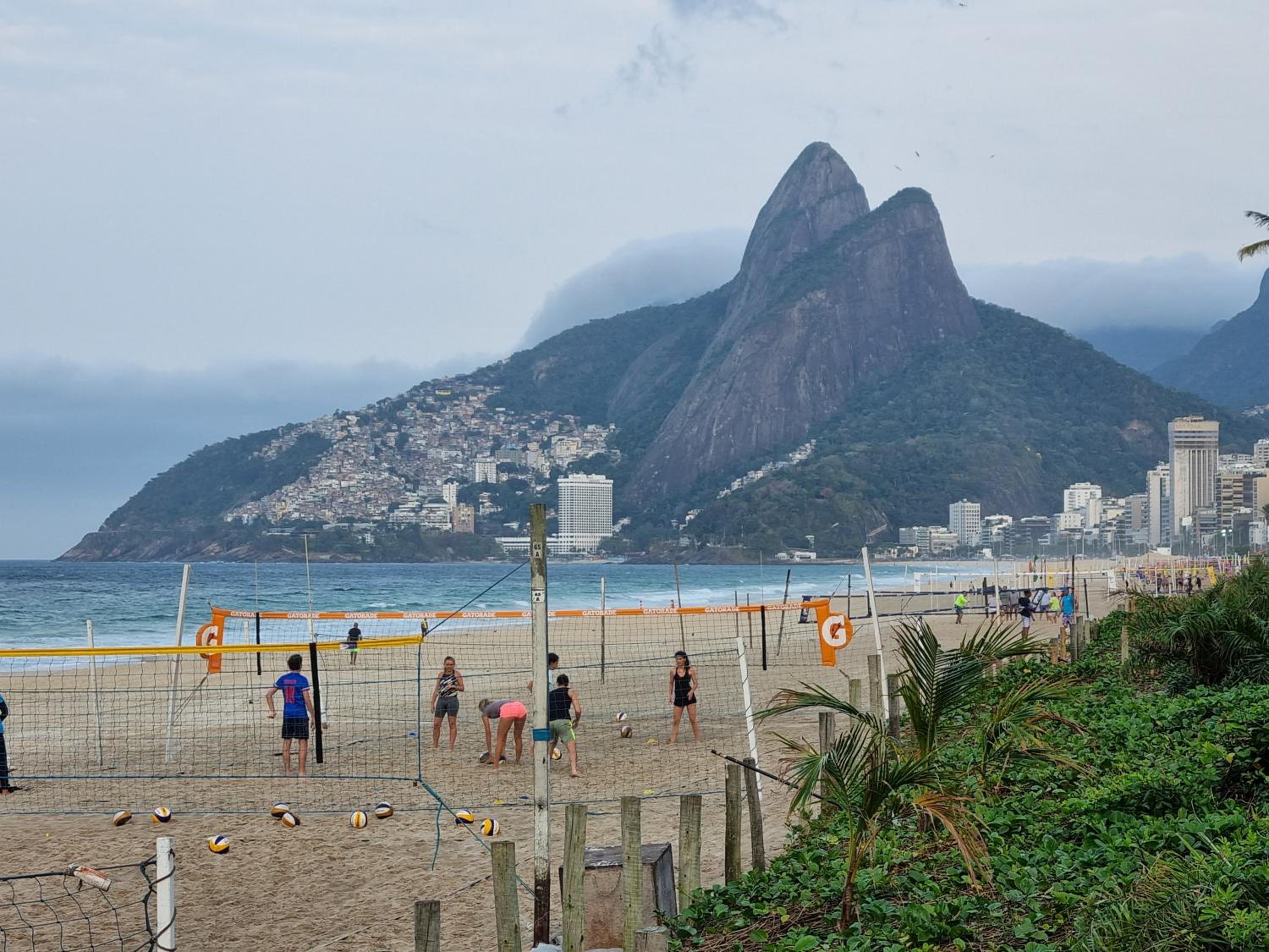SUÍTE c vista livre e pertíssima das PRAIAS IPANEMA LEBLON ARPOADOR COPACABANA e do CRISTO REDENTOR do BONDINHO PÃO DE AÇUCAR etc Chegando mais cedo que o 