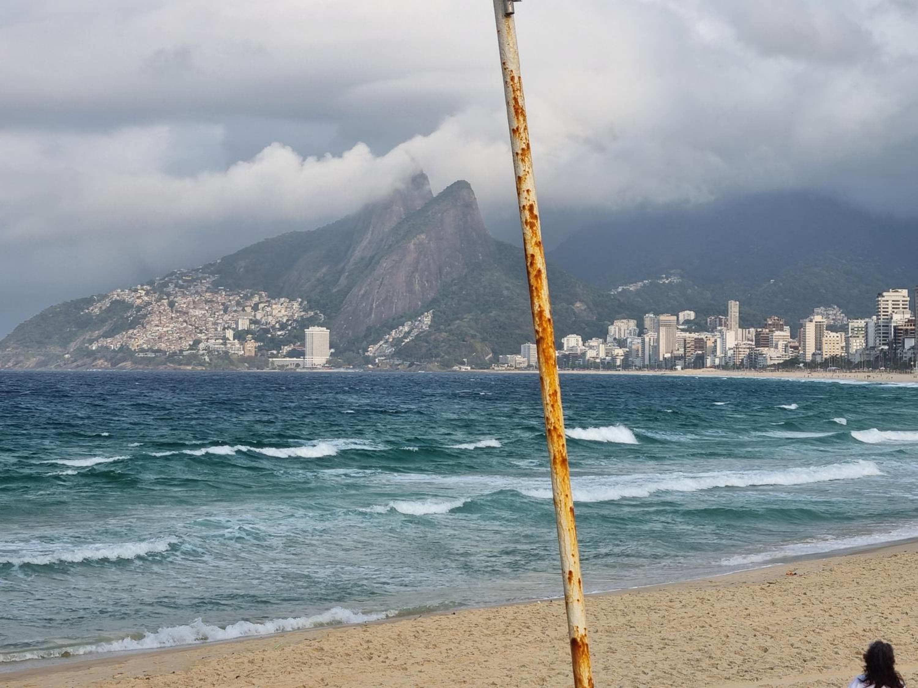 SUÍTE c vista livre e pertíssima das PRAIAS IPANEMA LEBLON ARPOADOR COPACABANA e do CRISTO REDENTOR do BONDINHO PÃO DE AÇUCAR etc Chegando mais cedo que o 