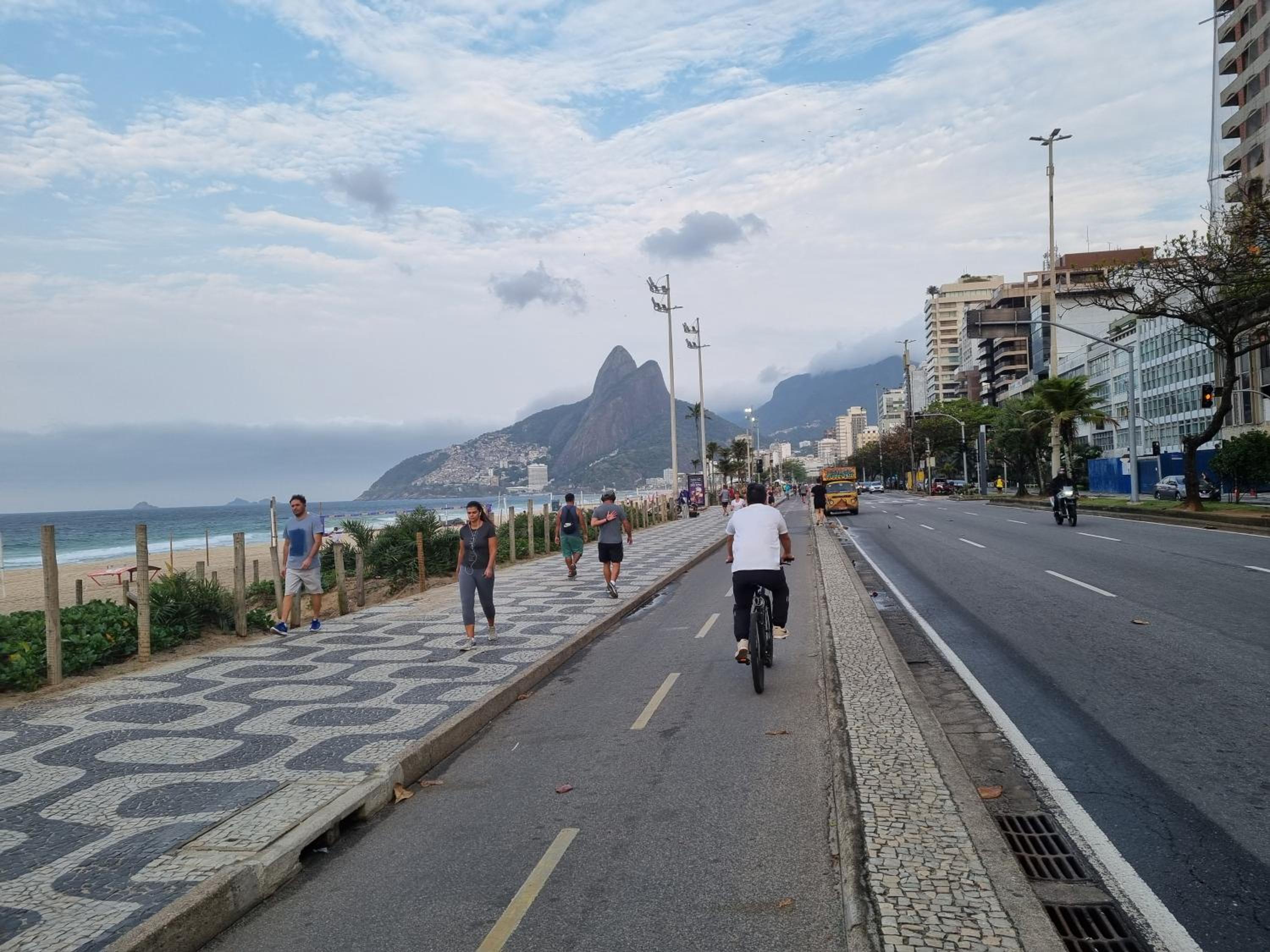 SUÍTE c vista livre e pertíssima das PRAIAS IPANEMA LEBLON ARPOADOR COPACABANA e do CRISTO REDENTOR do BONDINHO PÃO DE AÇUCAR etc Chegando mais cedo que o 