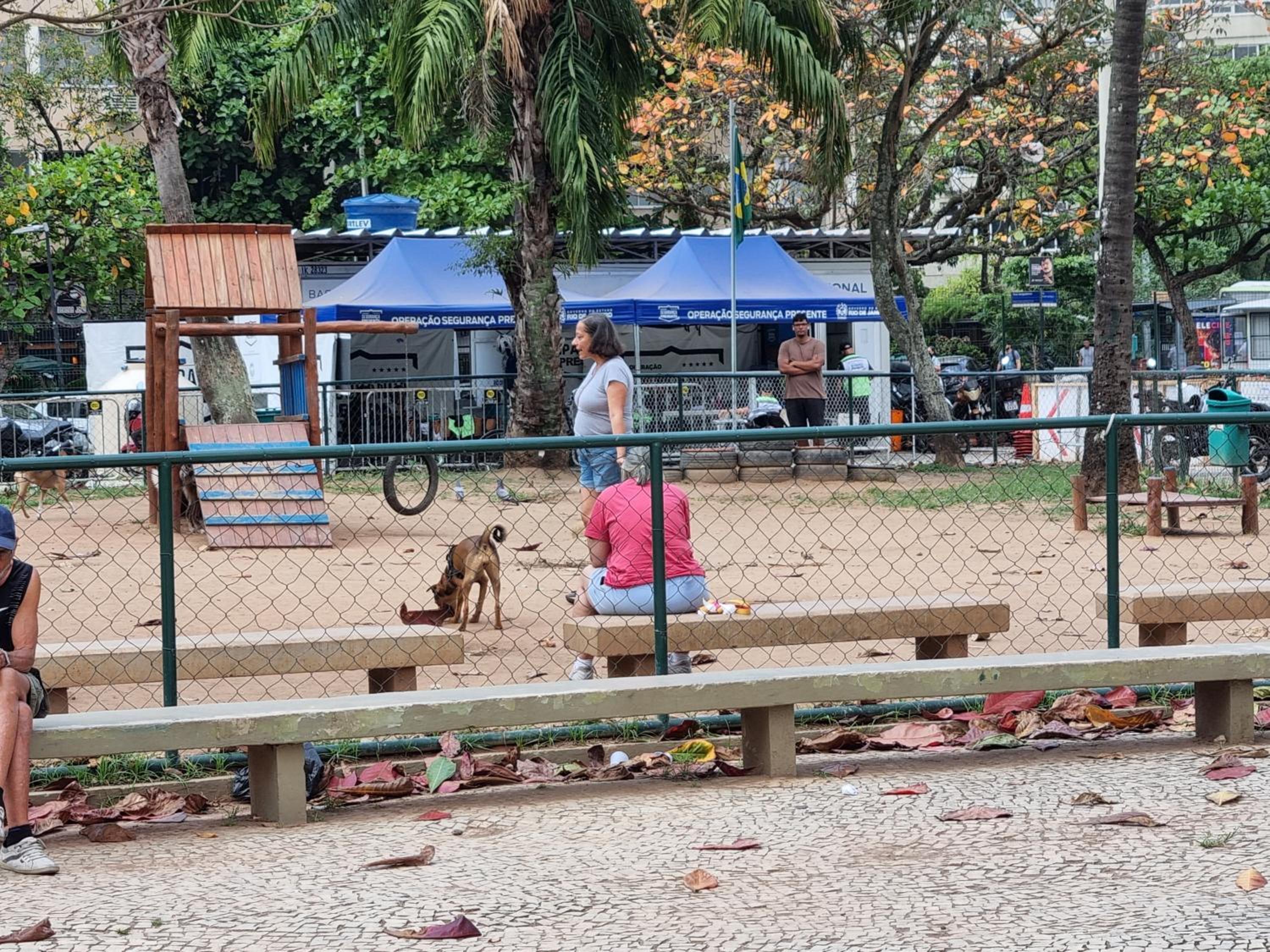 SUÍTE c vista livre e pertíssima das PRAIAS IPANEMA LEBLON ARPOADOR COPACABANA e do CRISTO REDENTOR do BONDINHO PÃO DE AÇUCAR etc Chegando mais cedo que o 