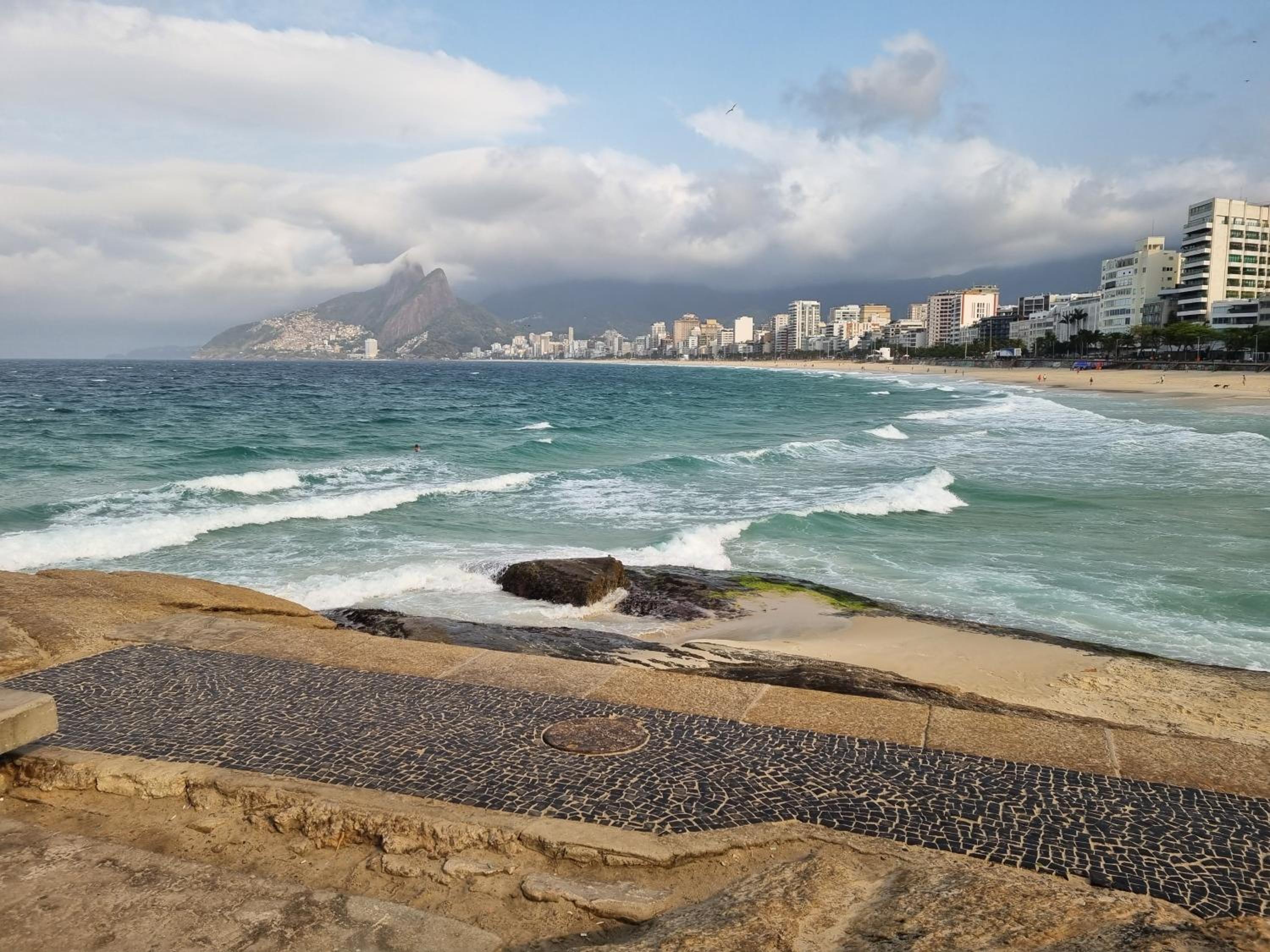 SUÍTE c vista livre e pertíssima das PRAIAS IPANEMA LEBLON ARPOADOR COPACABANA e do CRISTO REDENTOR do BONDINHO PÃO DE AÇUCAR etc Chegando mais cedo que o 