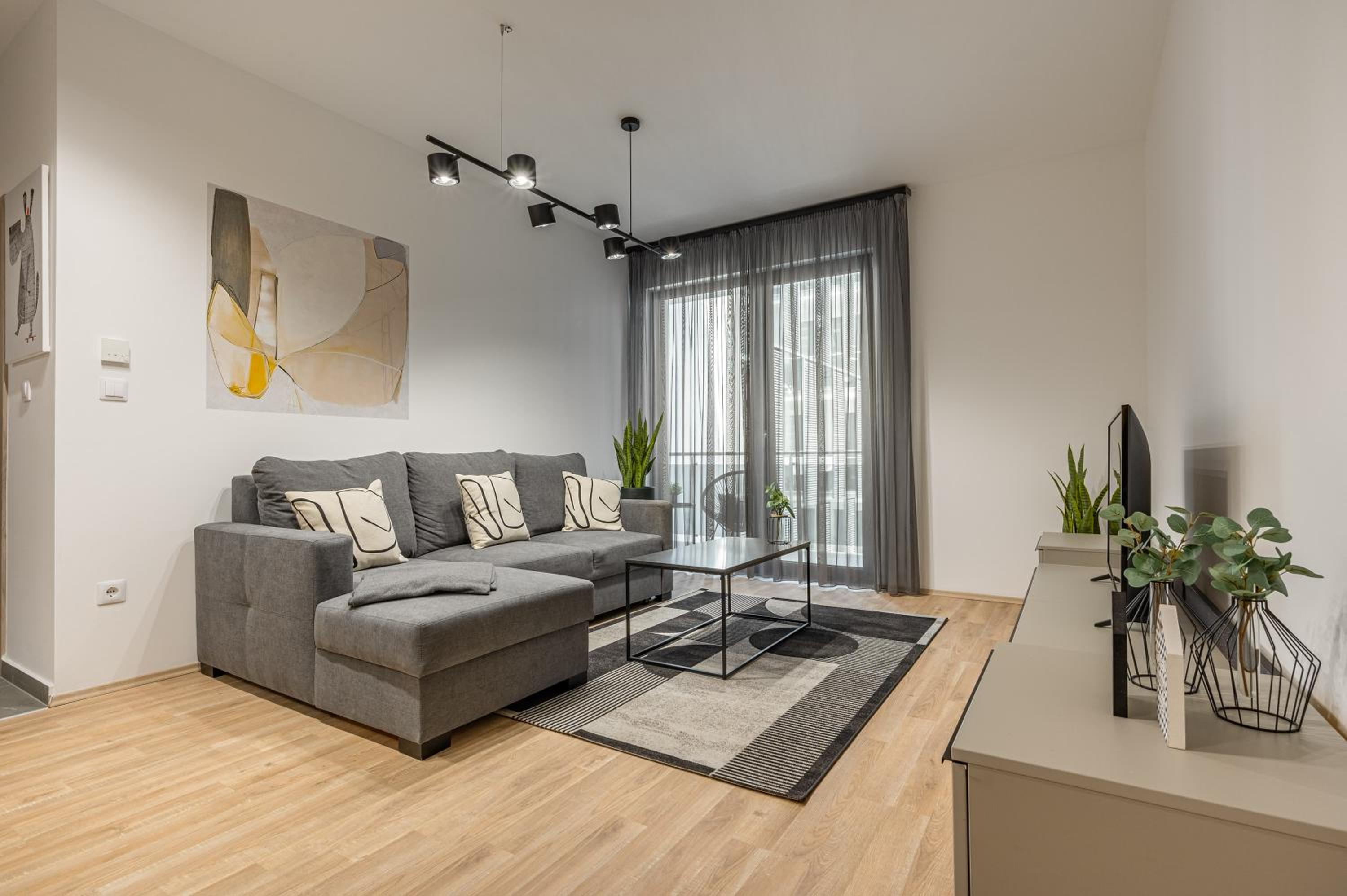 Condo With Balcony @ Downtown Budapest view 4