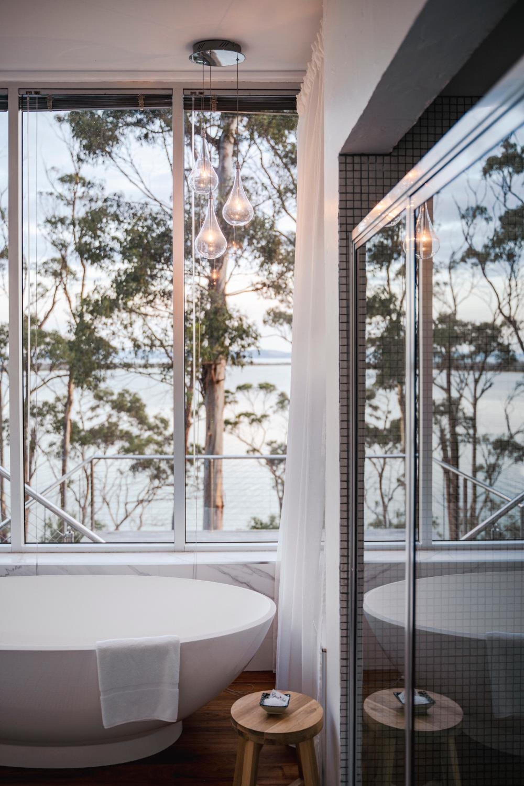 Baragoola Retreat - Luxury Waterfront Property
