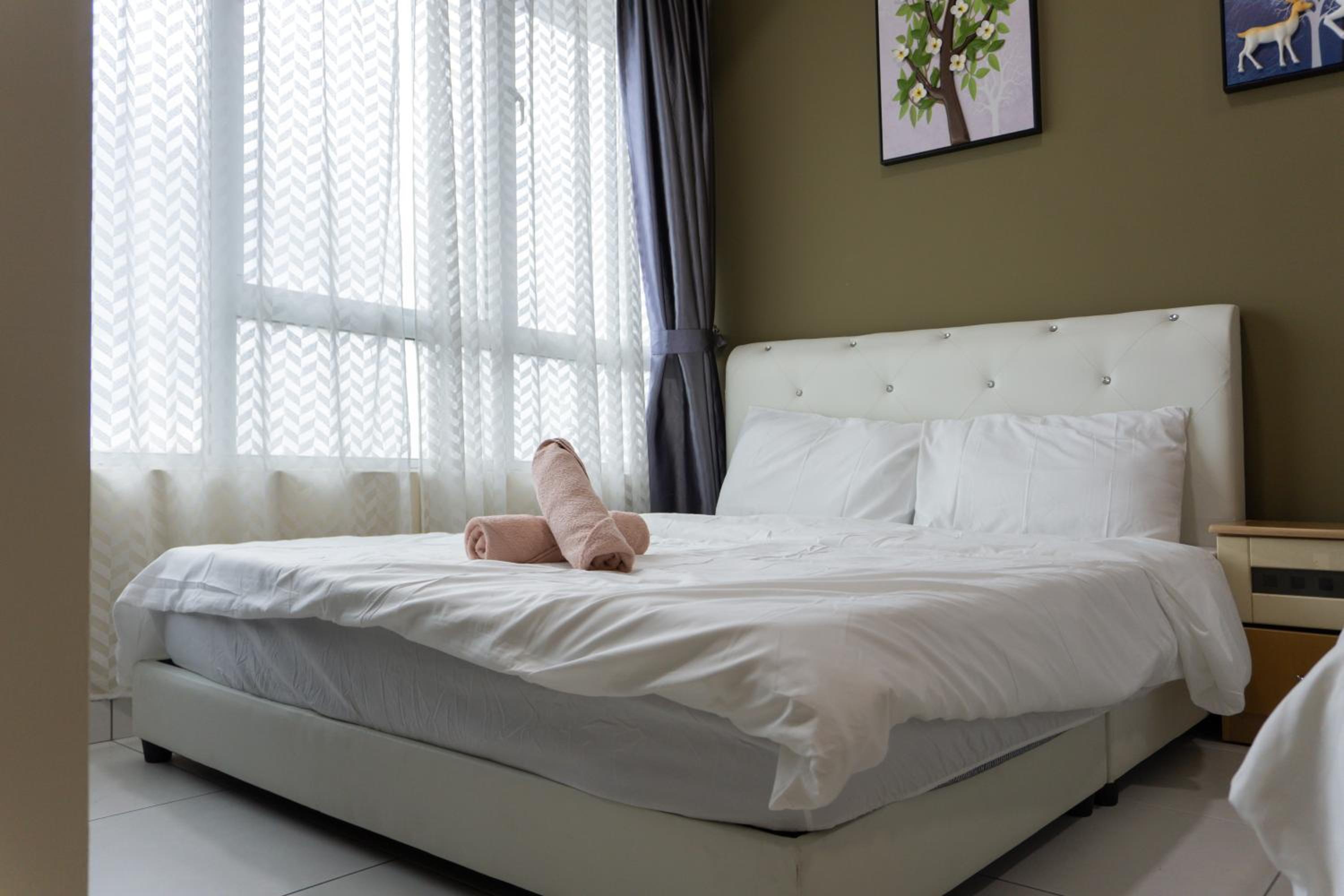 Mount Austin #Akademik Suite Floral Deer Studio 2-4pax #MSPro