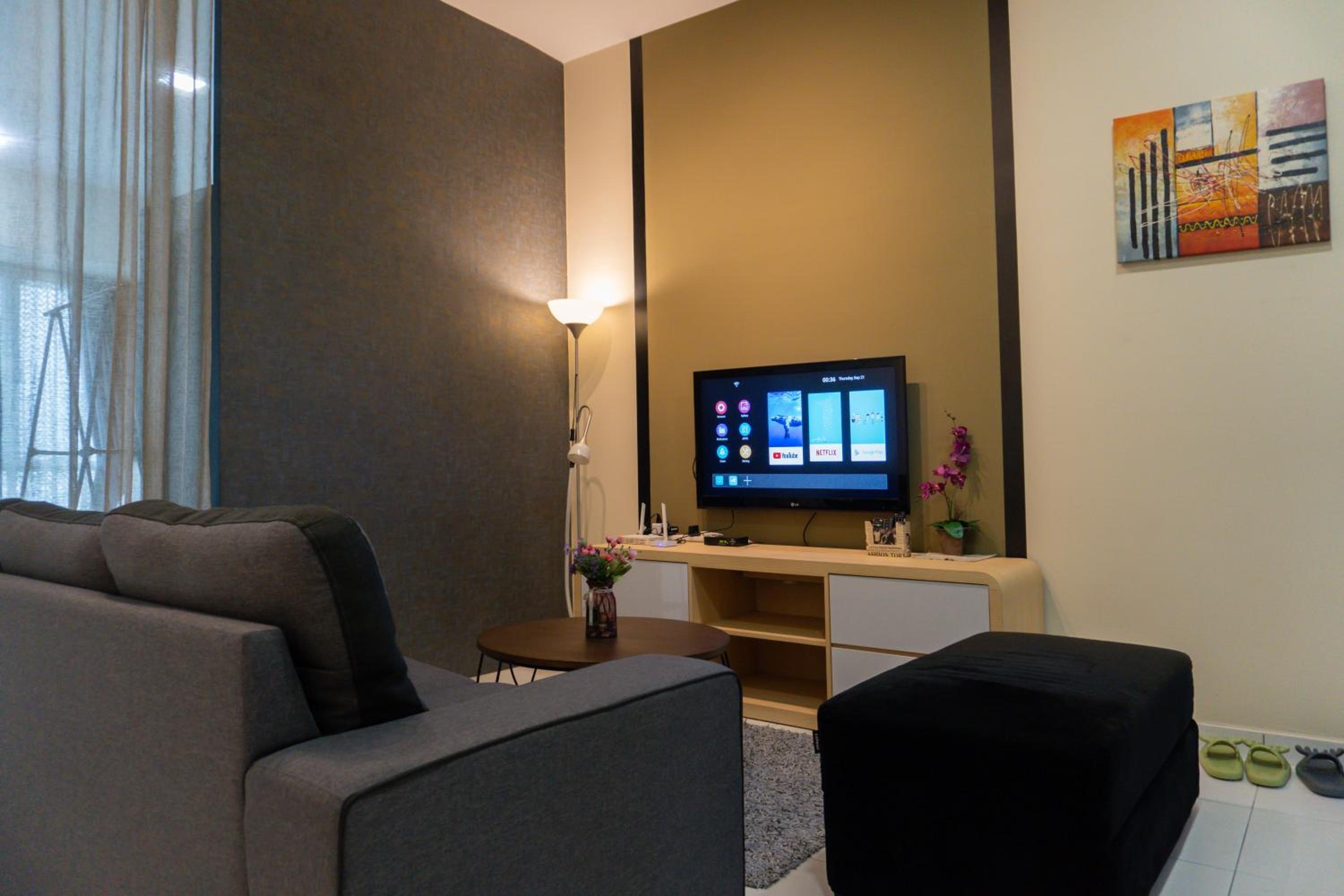 Mount Austin #Akademik Suite Floral Deer Studio 2-4pax #MSPro