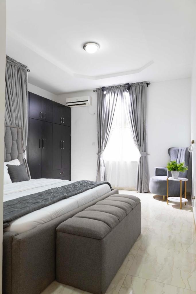 exquisite and lavishly furnished 3-bedroom flat view 2