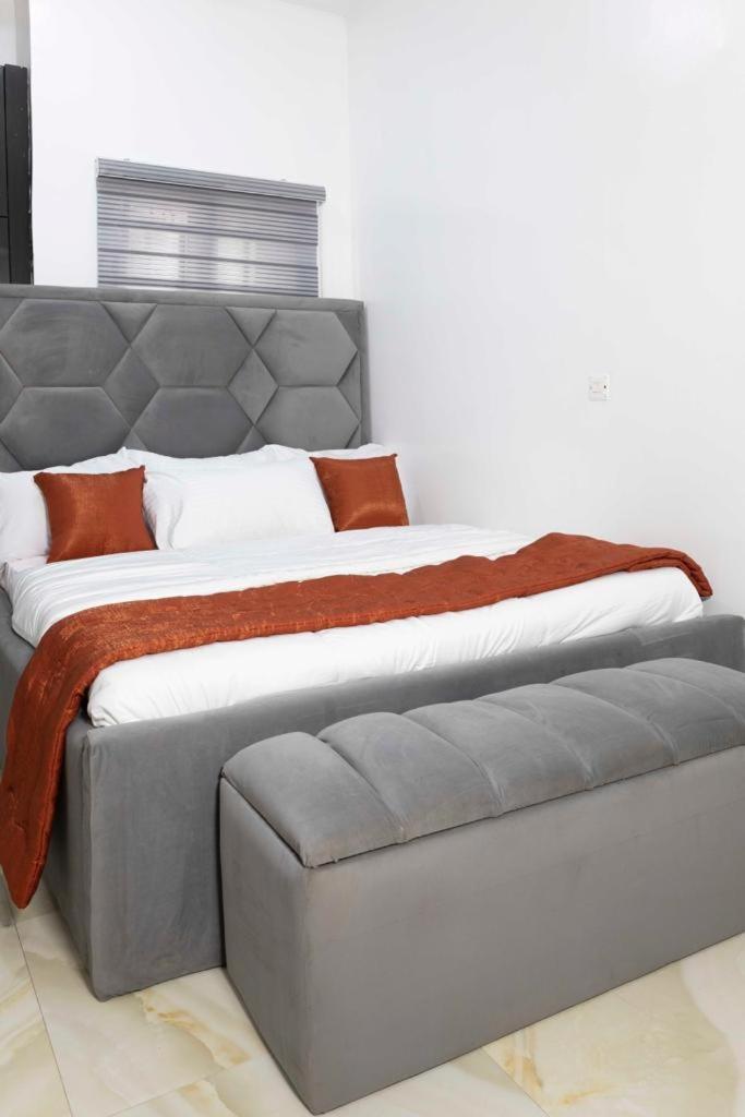 exquisite and lavishly furnished 3-bedroom flat view 3