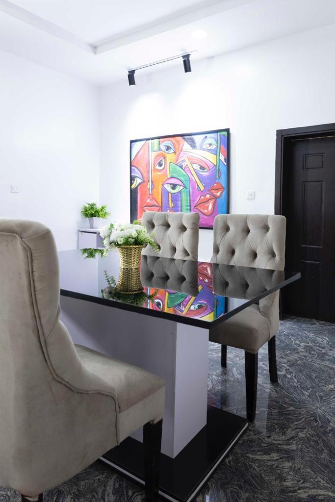 exquisite and lavishly furnished 3-bedroom flat view 4
