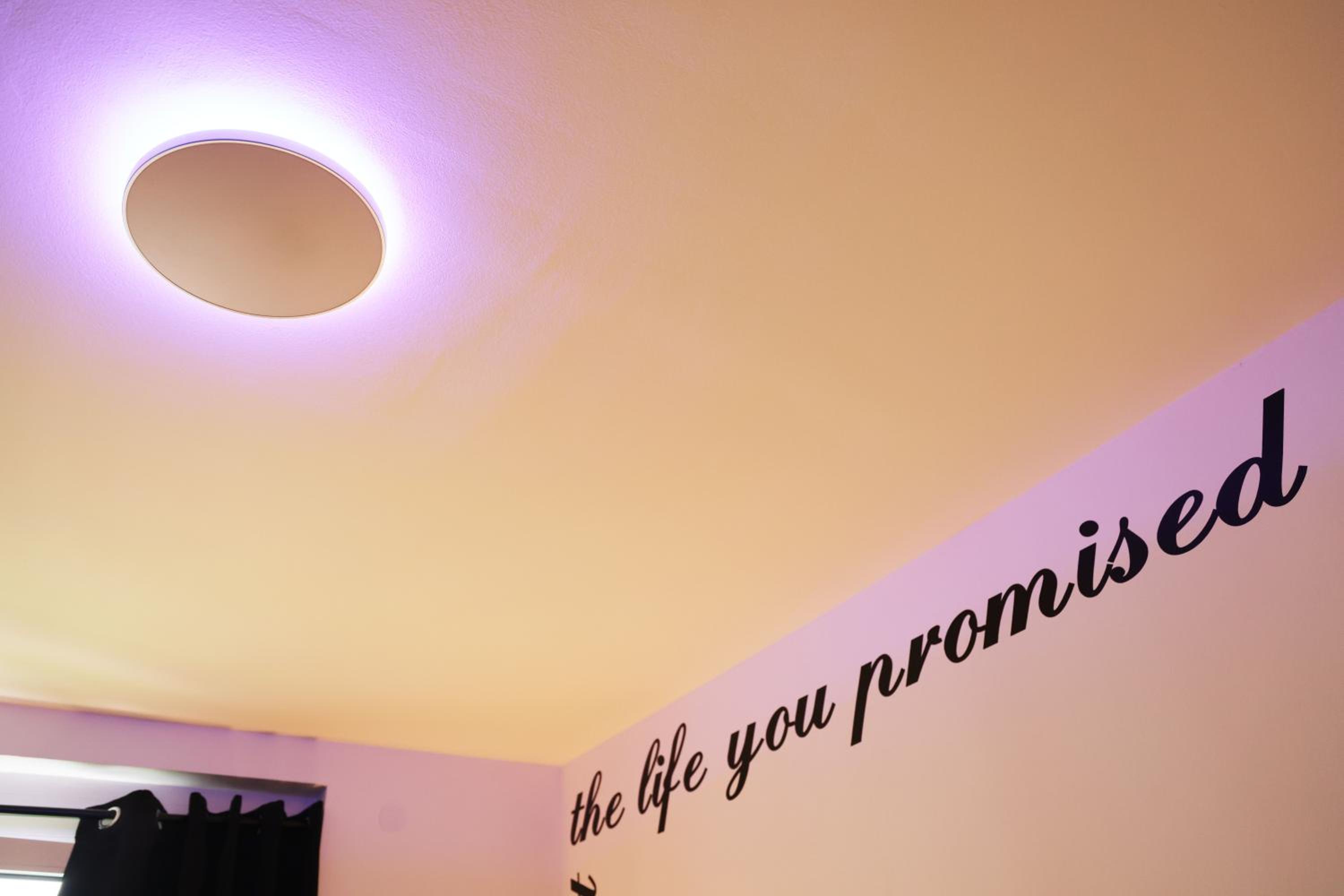 Vienna's Modern Black Beauty - Couples & Family-Friendly apartment