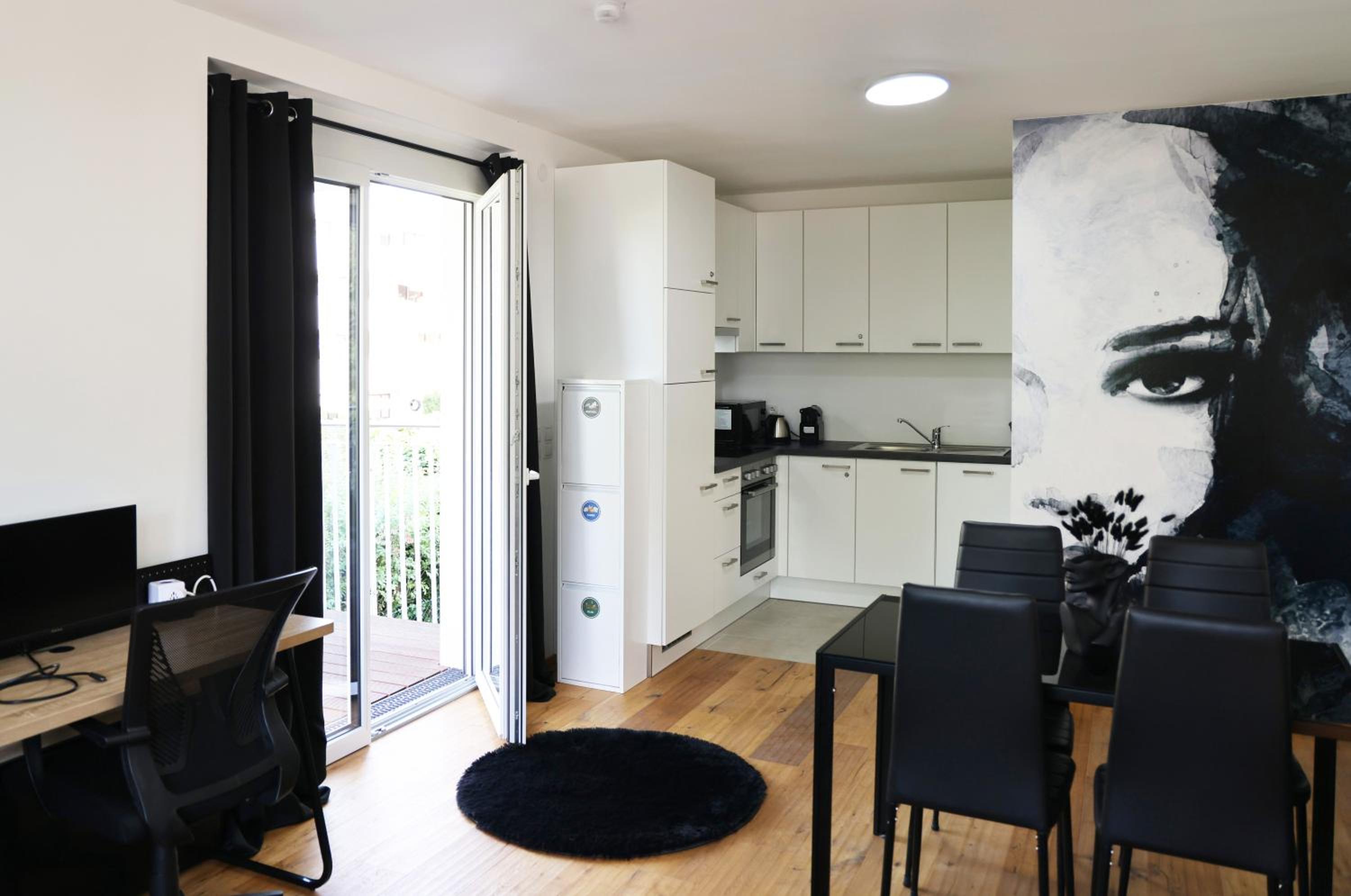 Vienna's Modern Black Beauty - Couples & Family-Friendly apartment
