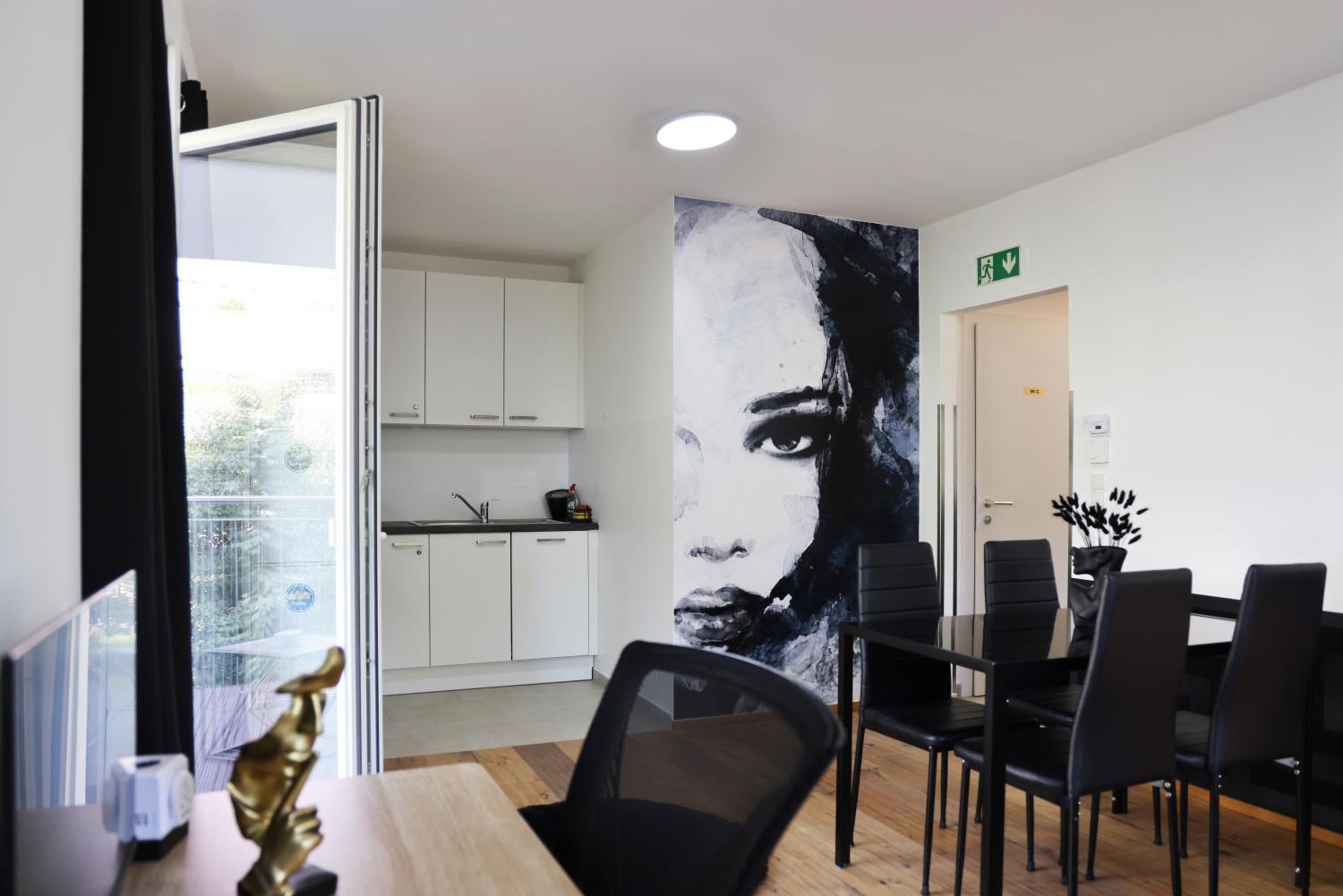 Vienna's Modern Black Beauty - Couples & Family-Friendly apartment
