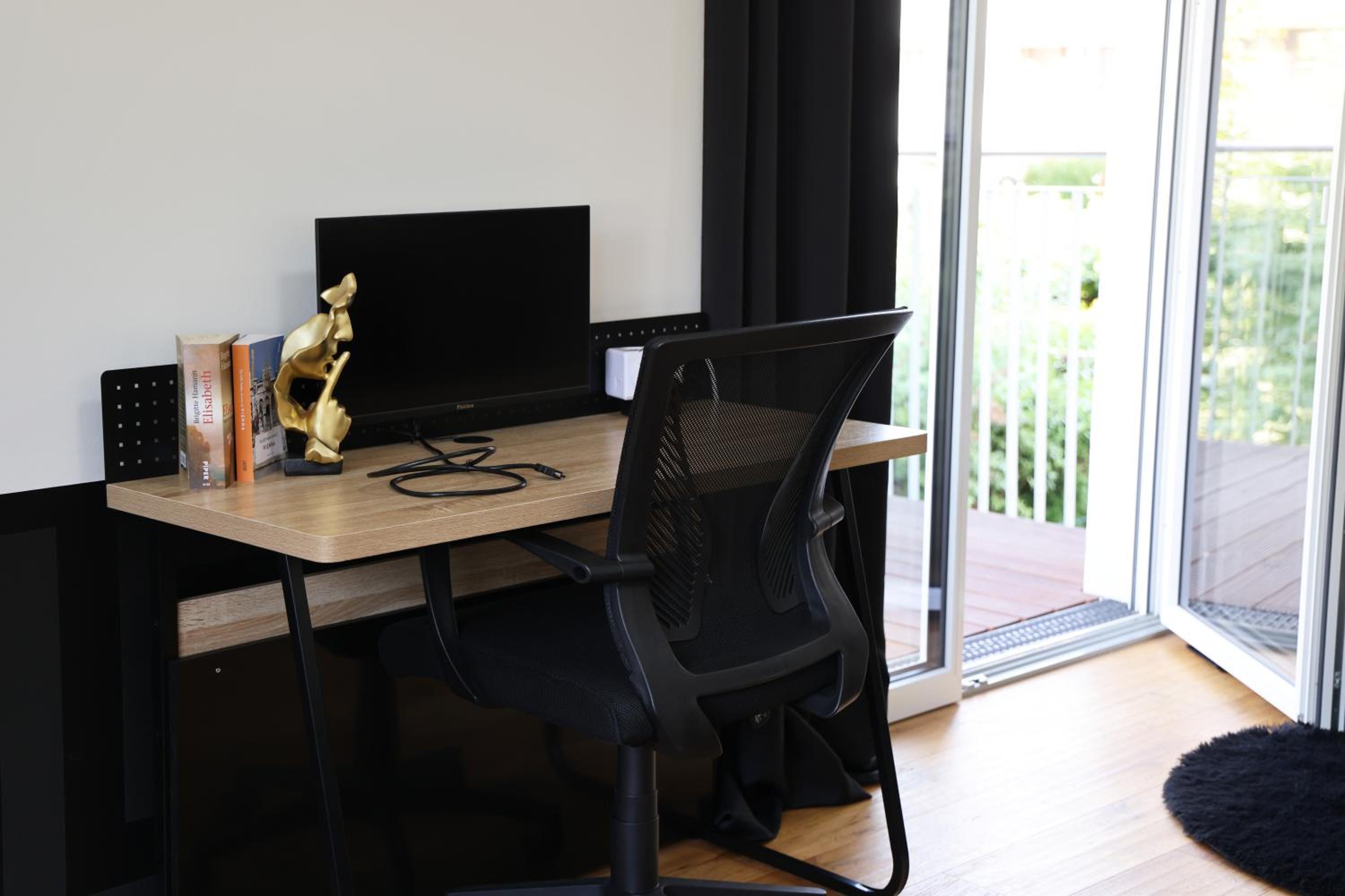 Vienna's Modern Black Beauty - Couples & Family-Friendly apartment