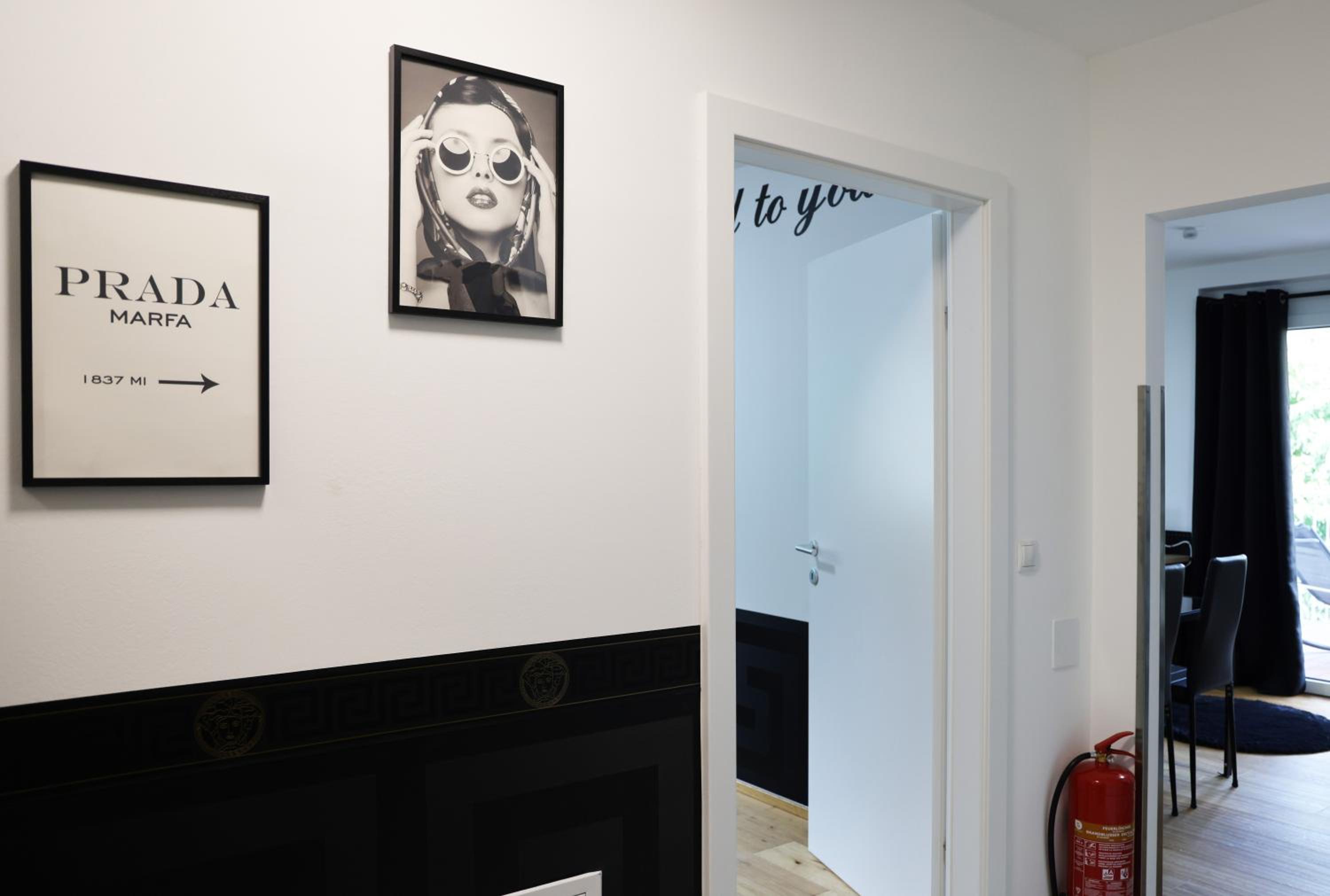 Vienna's Modern Black Beauty - Couples & Family-Friendly apartment