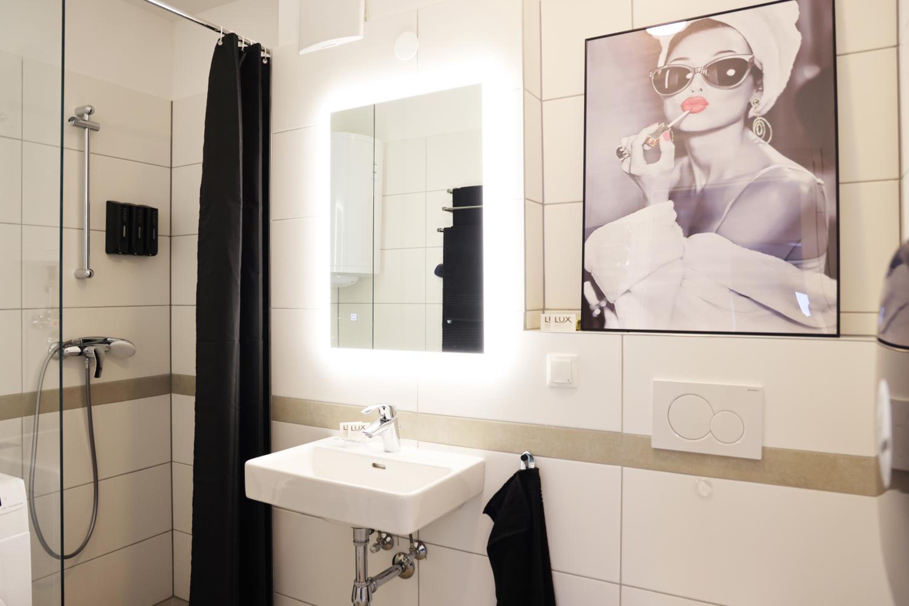 Vienna's Modern Black Beauty - Couples & Family-Friendly apartment