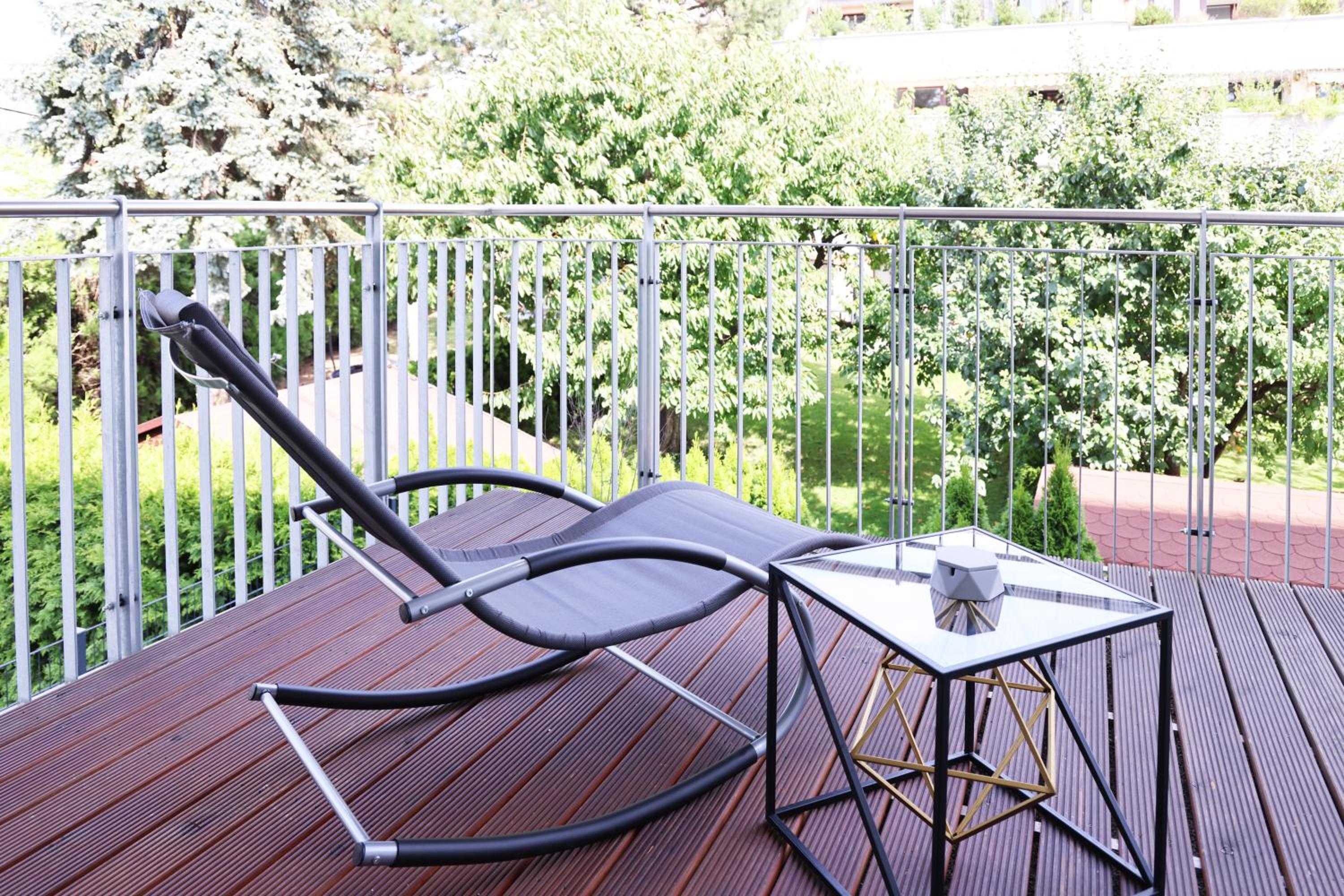 Vienna's Modern Black Beauty - Couples & Family-Friendly apartment