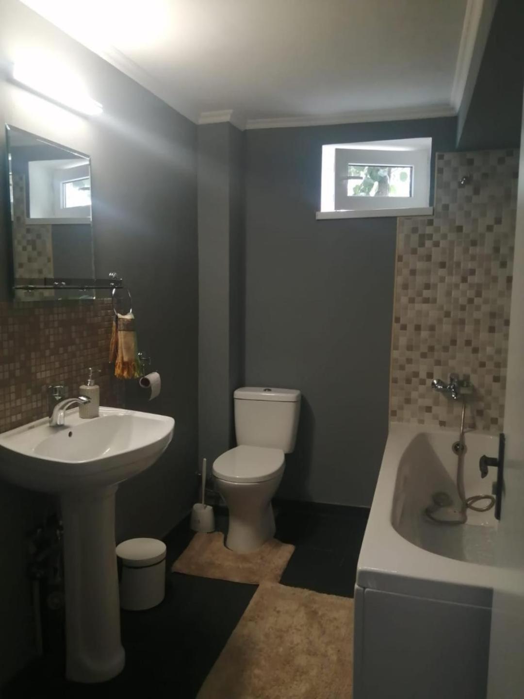 Ideally located spacious 3 bedroom house view 5