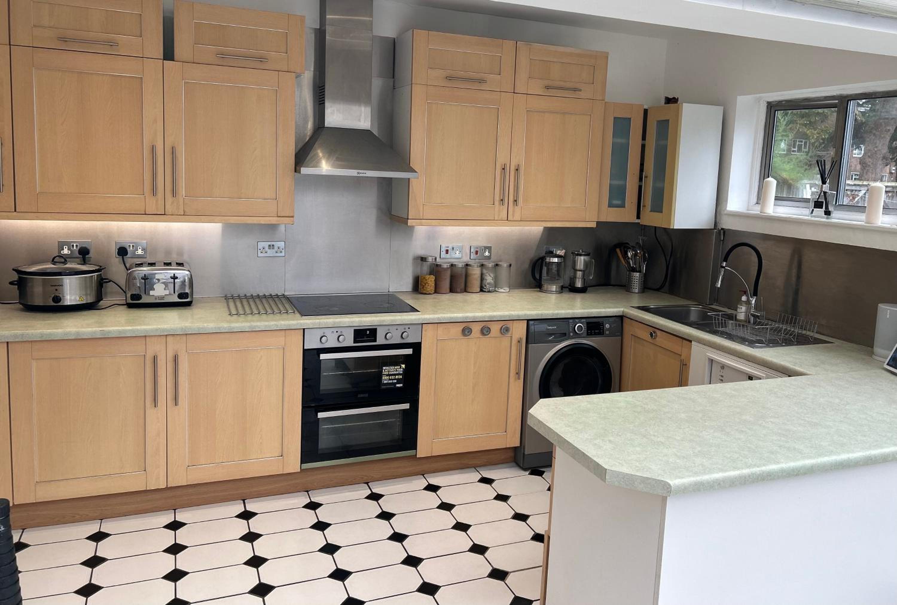 Great 5-Bedroom House in Thornton Road sleeps 14+