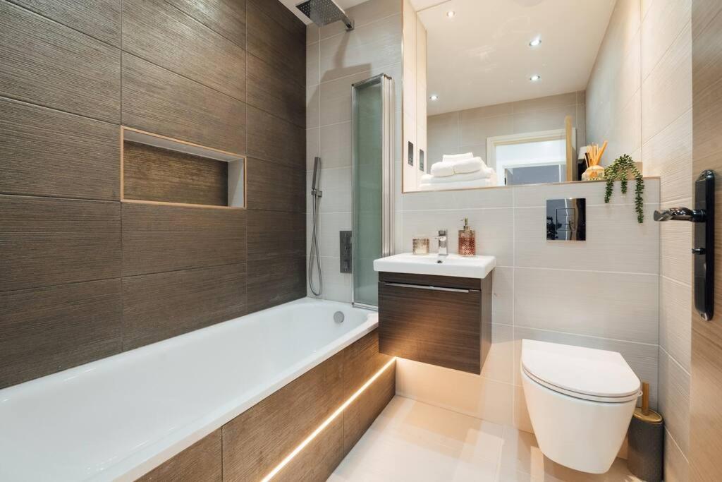 Modern 2Bed House - Walk to Station & High Street, Near Surrey Hills & Denbies Vineyard view 3