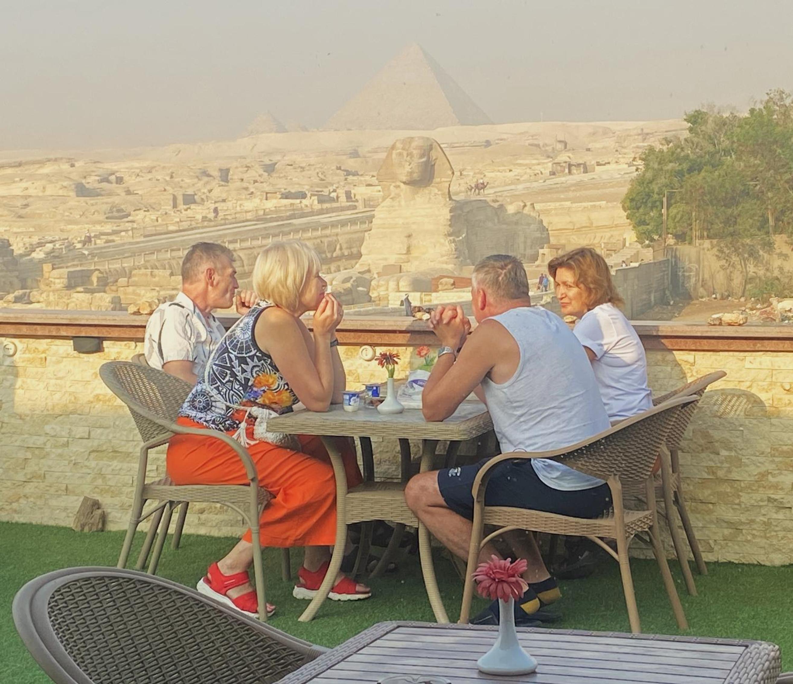 Seven Pyramids View Inn - Rooftop Breakfast