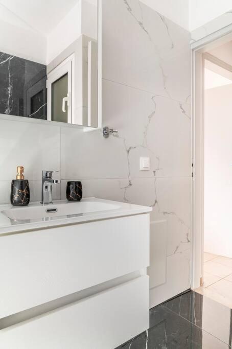 3BDR Penthouse -w/huge Balcony and hot tub-Jacuzzi