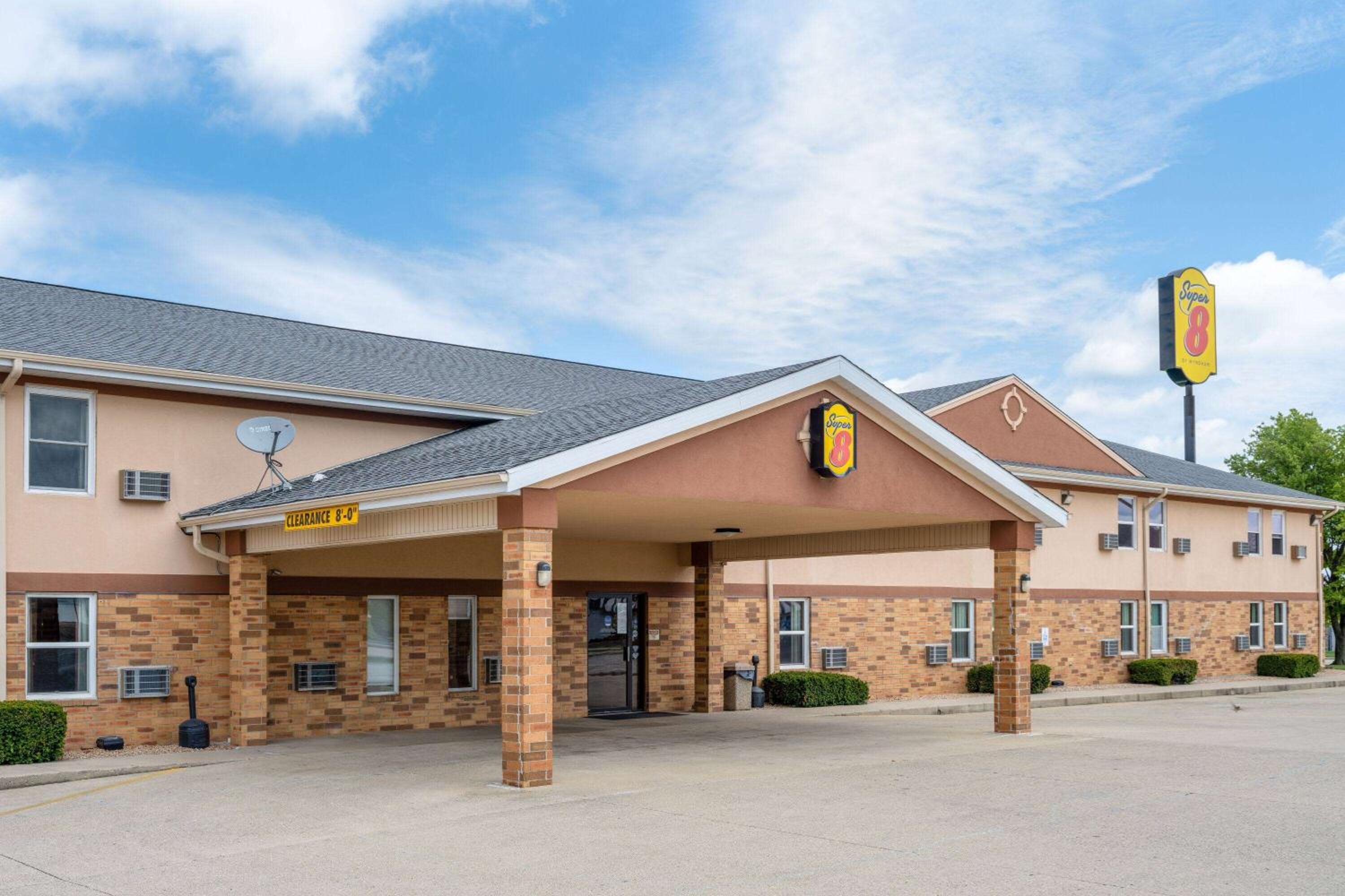 Super 8 by Wyndham Mattoon view 2