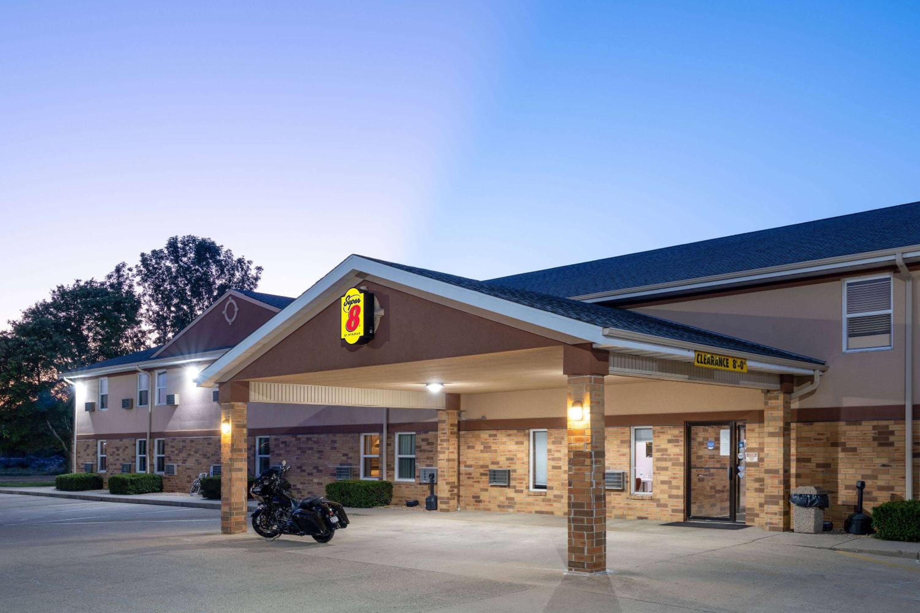 Super 8 by Wyndham Mattoon view 3