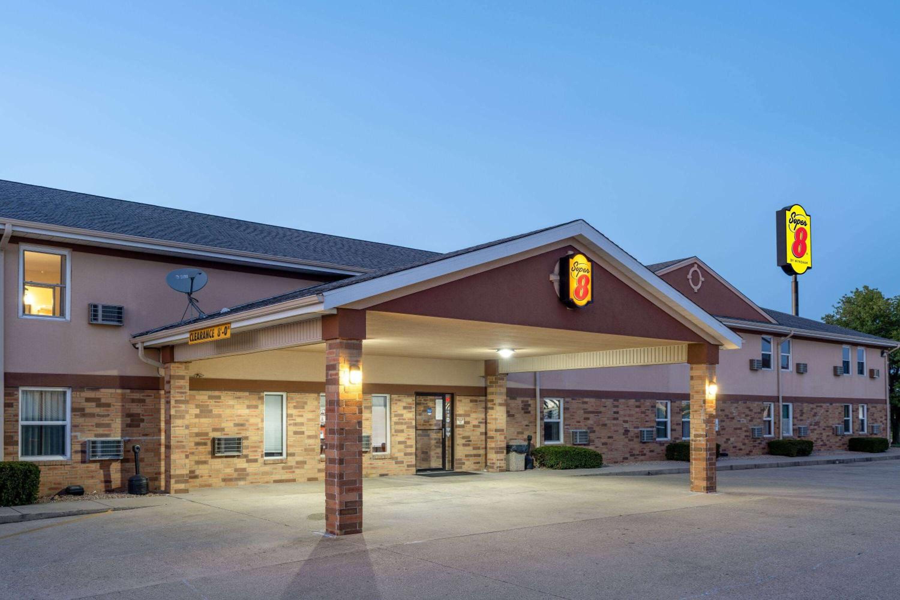 Mattoon Vacations - Super 8 by Wyndham Mattoon - Property Image 1