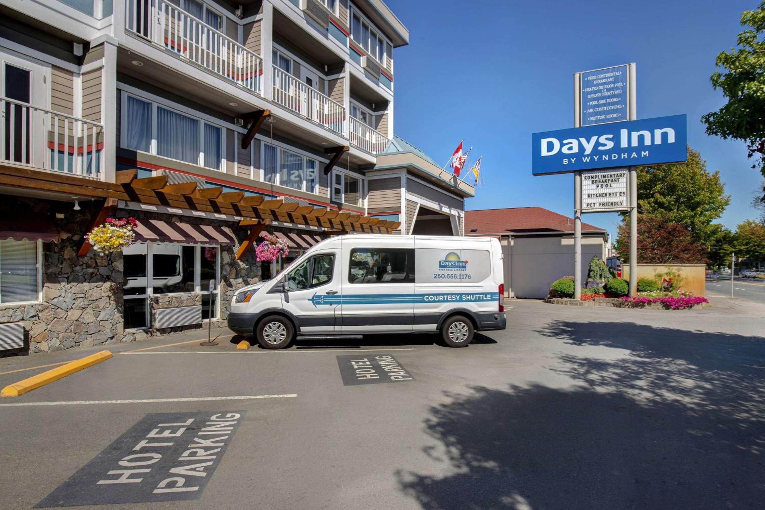 Days Inn by Wyndham Victoria Airport Sidney view 5