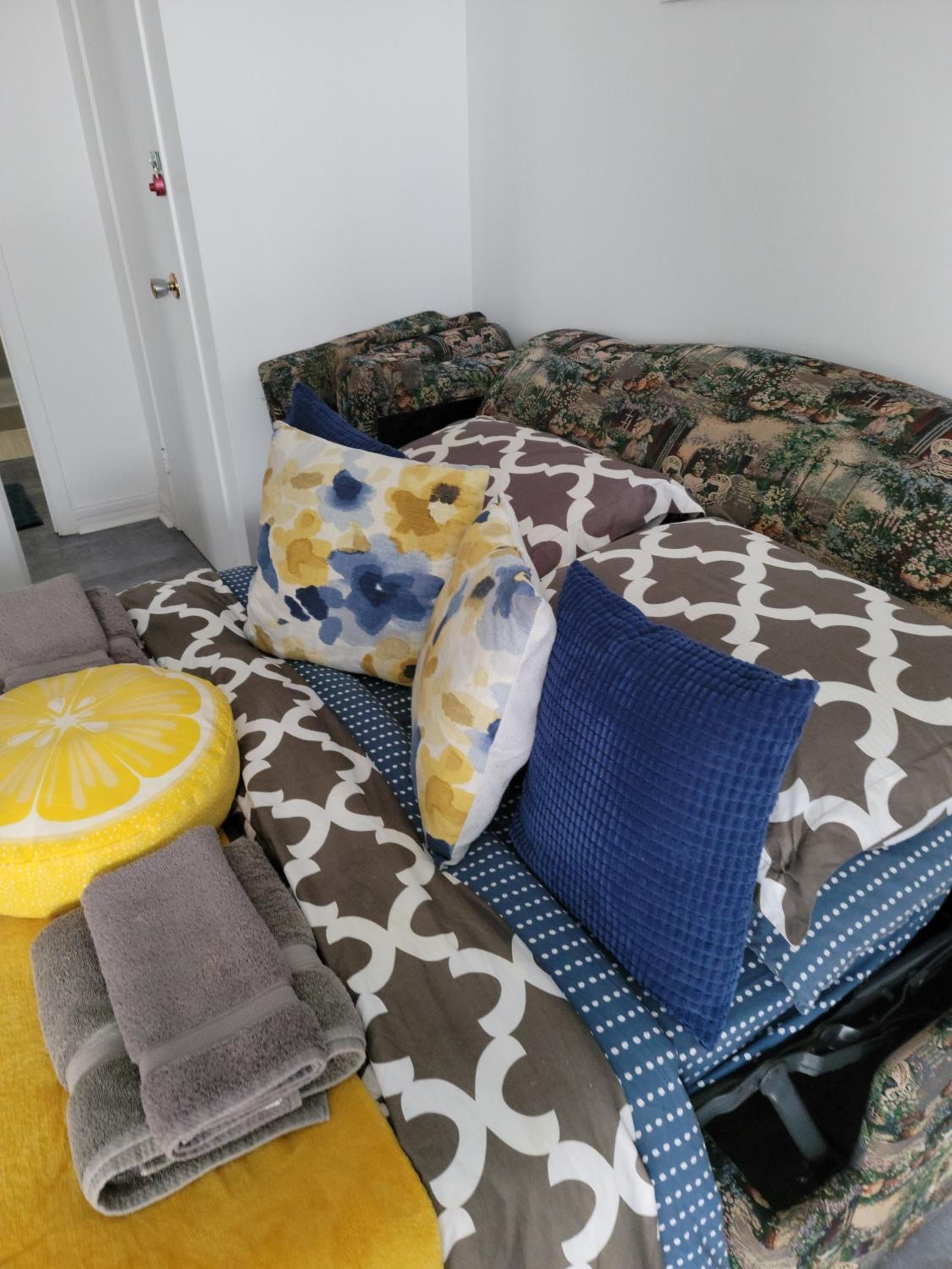 Cozy quiet place next to hwy smart tv+wifi+netflix view 4