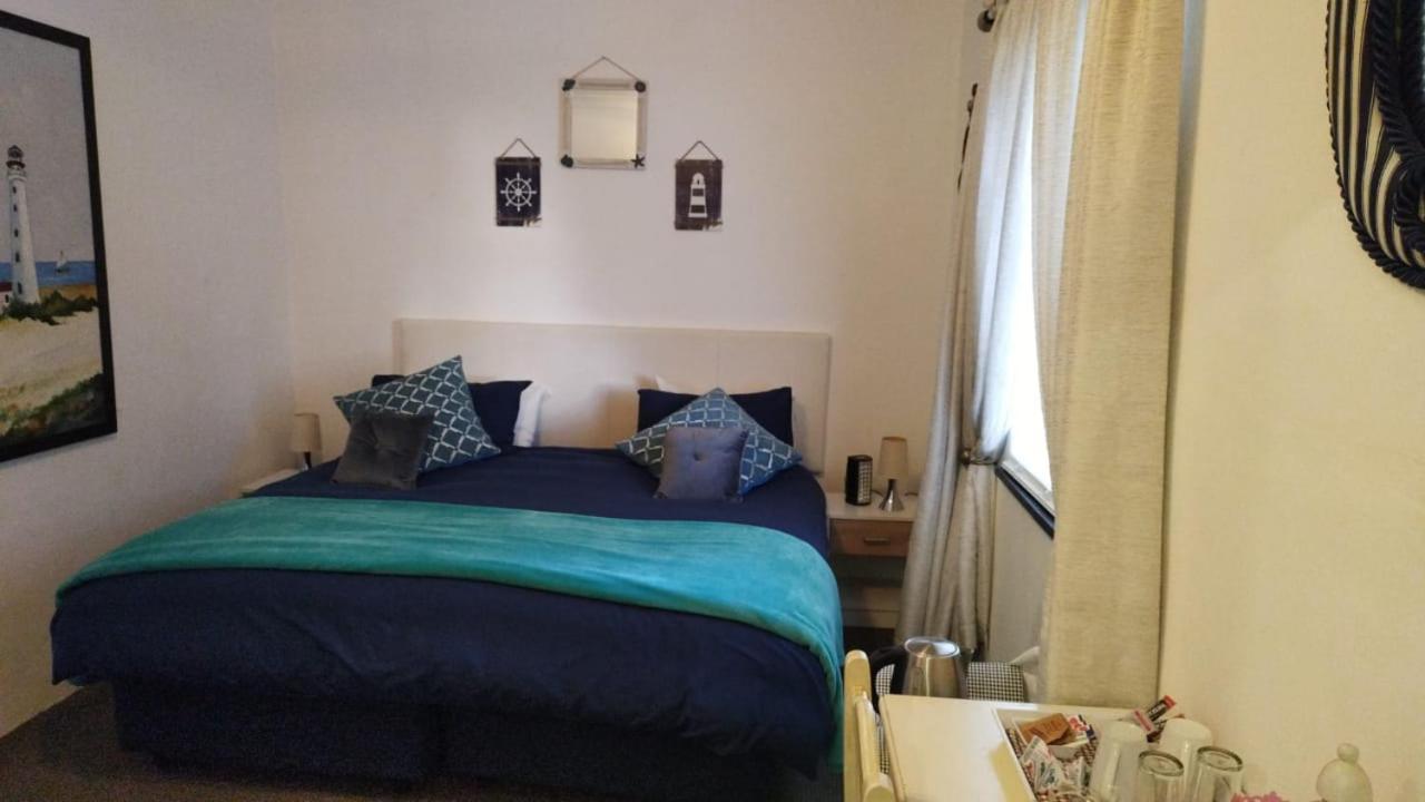 Six Valk Avenue Guest House