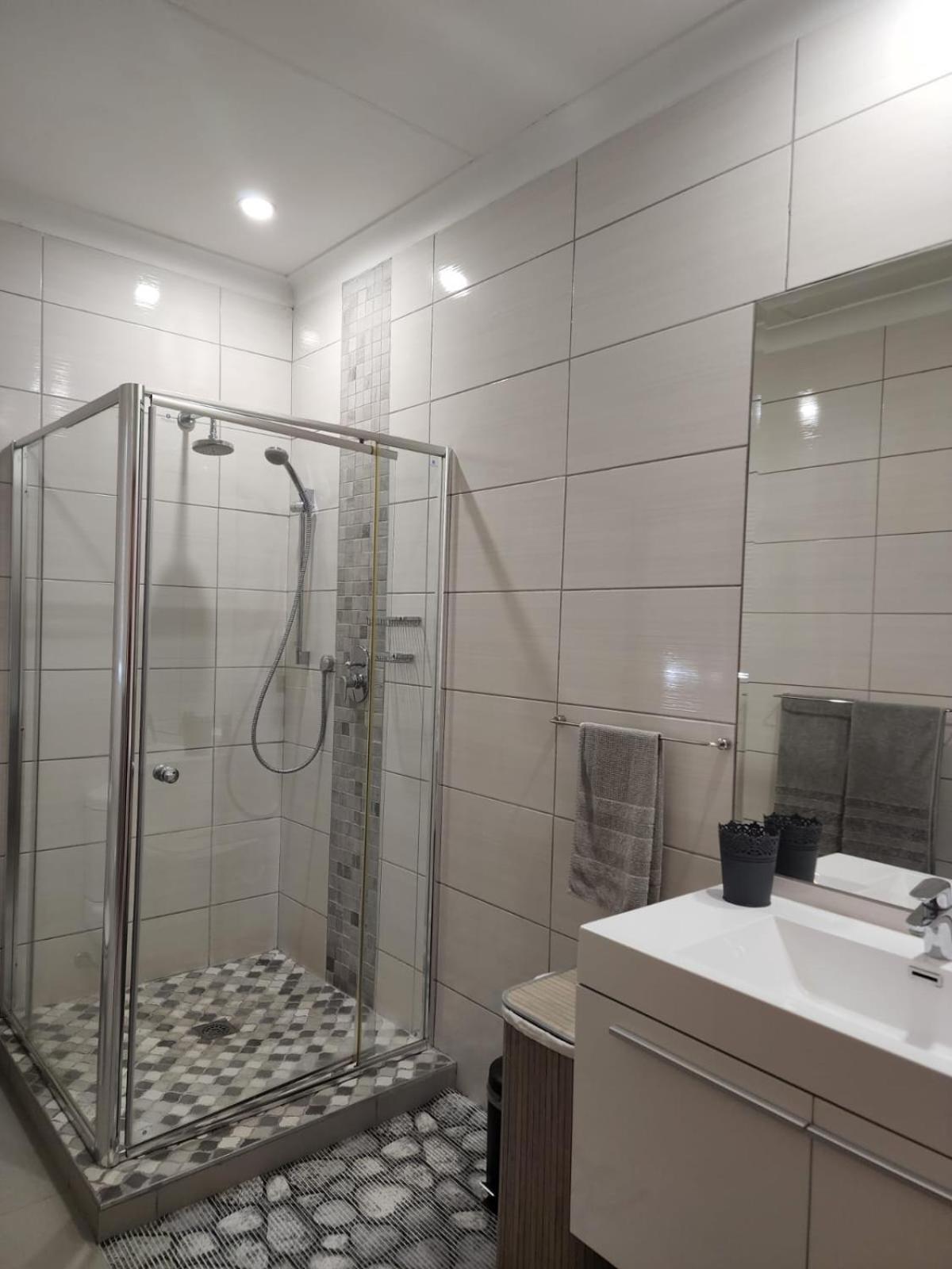 Six Valk Avenue Guest House