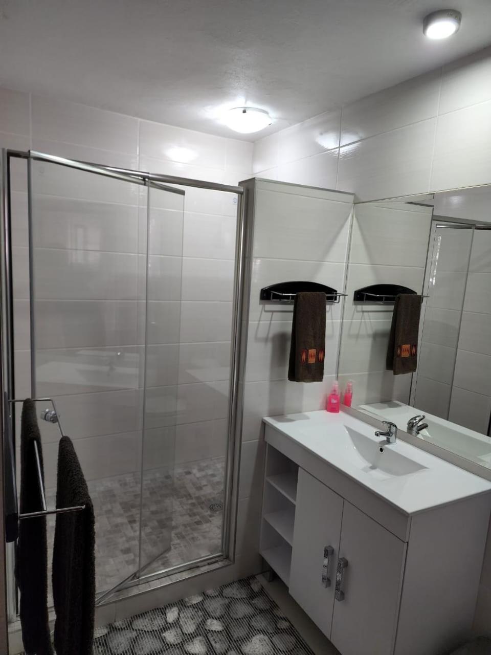 Six Valk Avenue Guest House