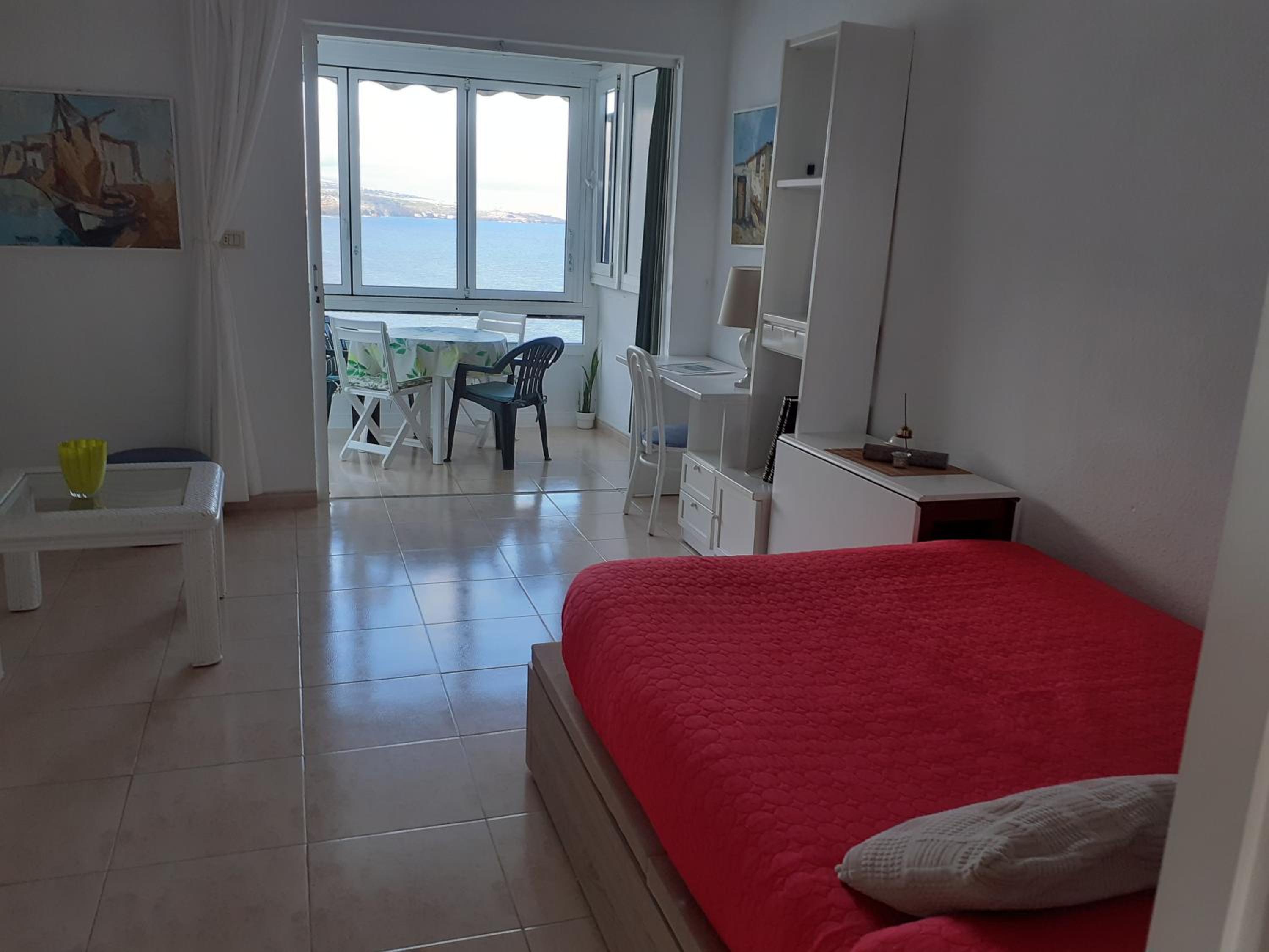 Beautiful oceanfront studio with private parking