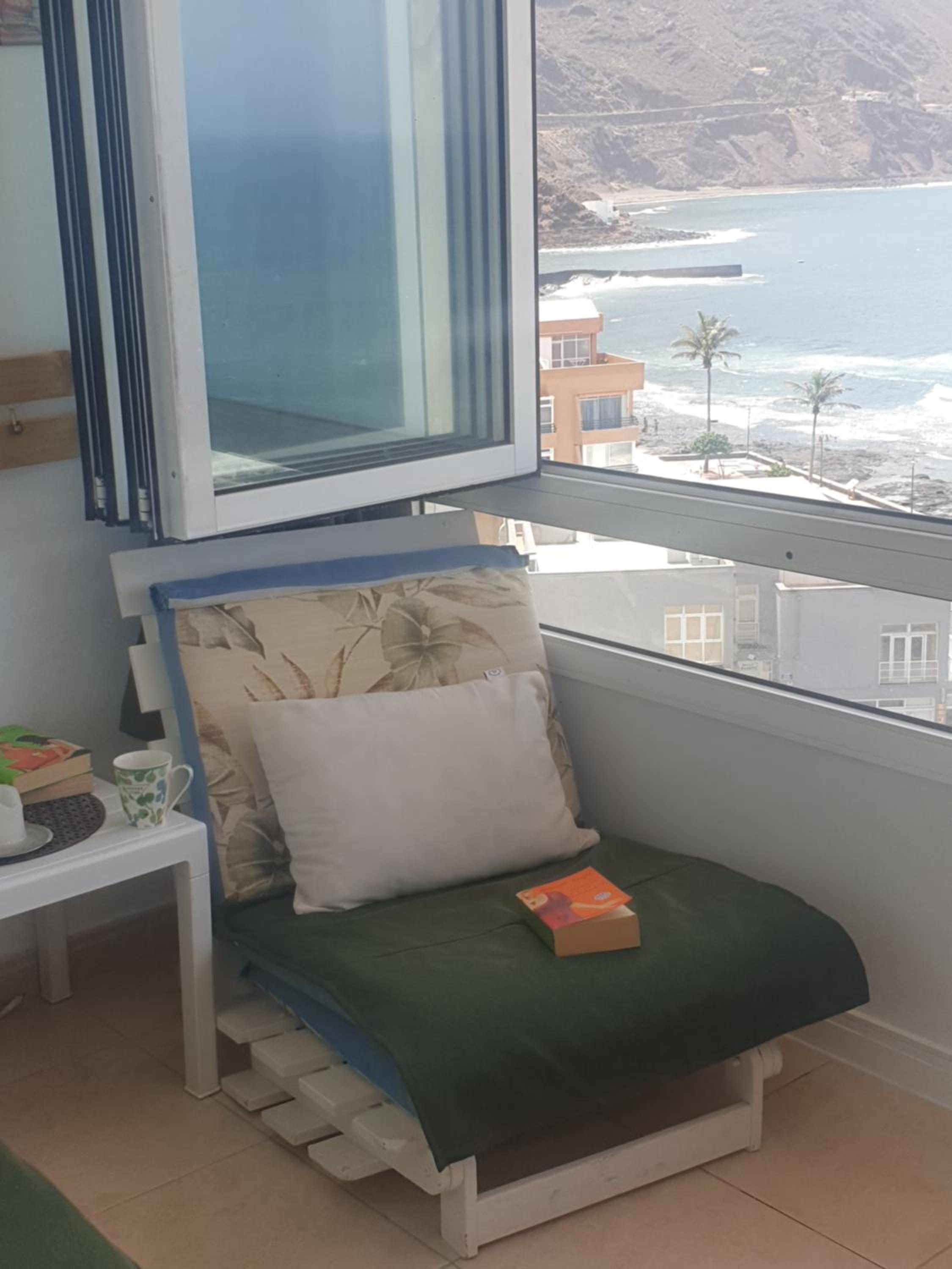 Beautiful oceanfront studio with private parking