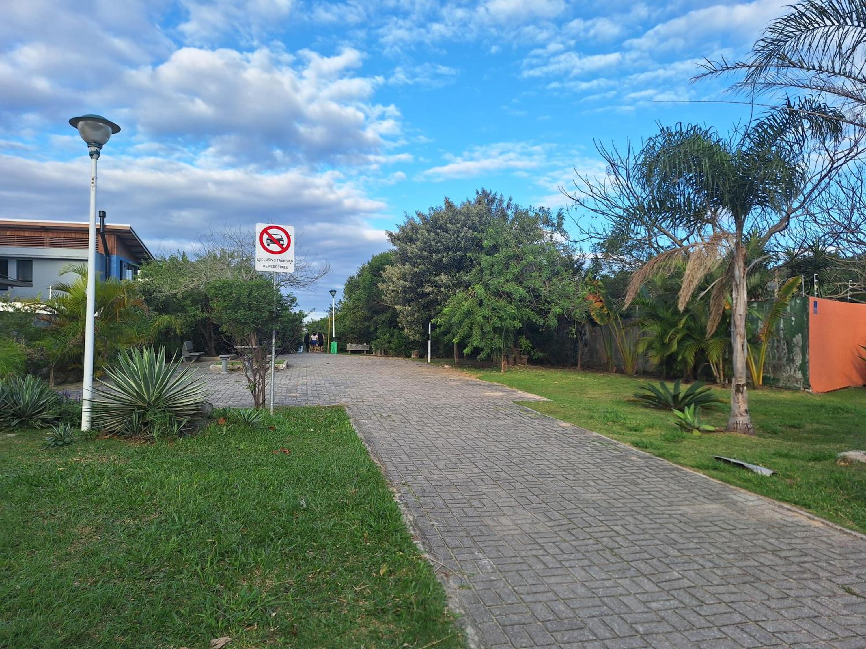 Linda Casa ampla, arejada à passos da praia