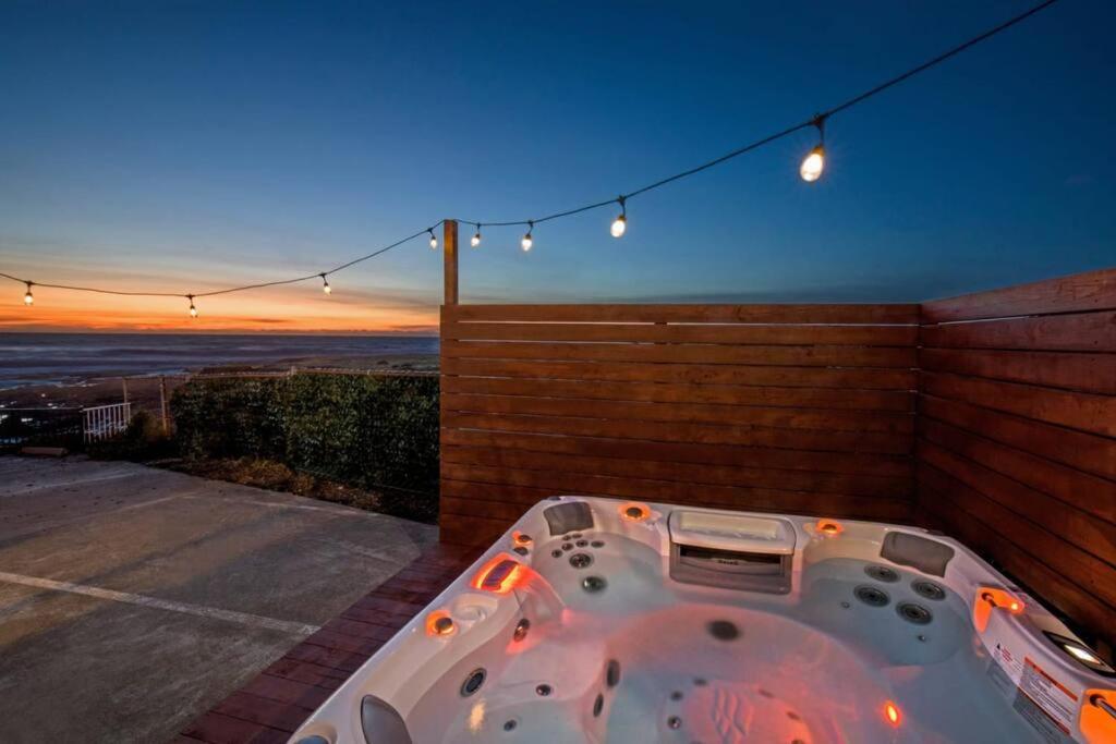 Deluxe Suite w Kitchen at the Black Sands Inn view 4