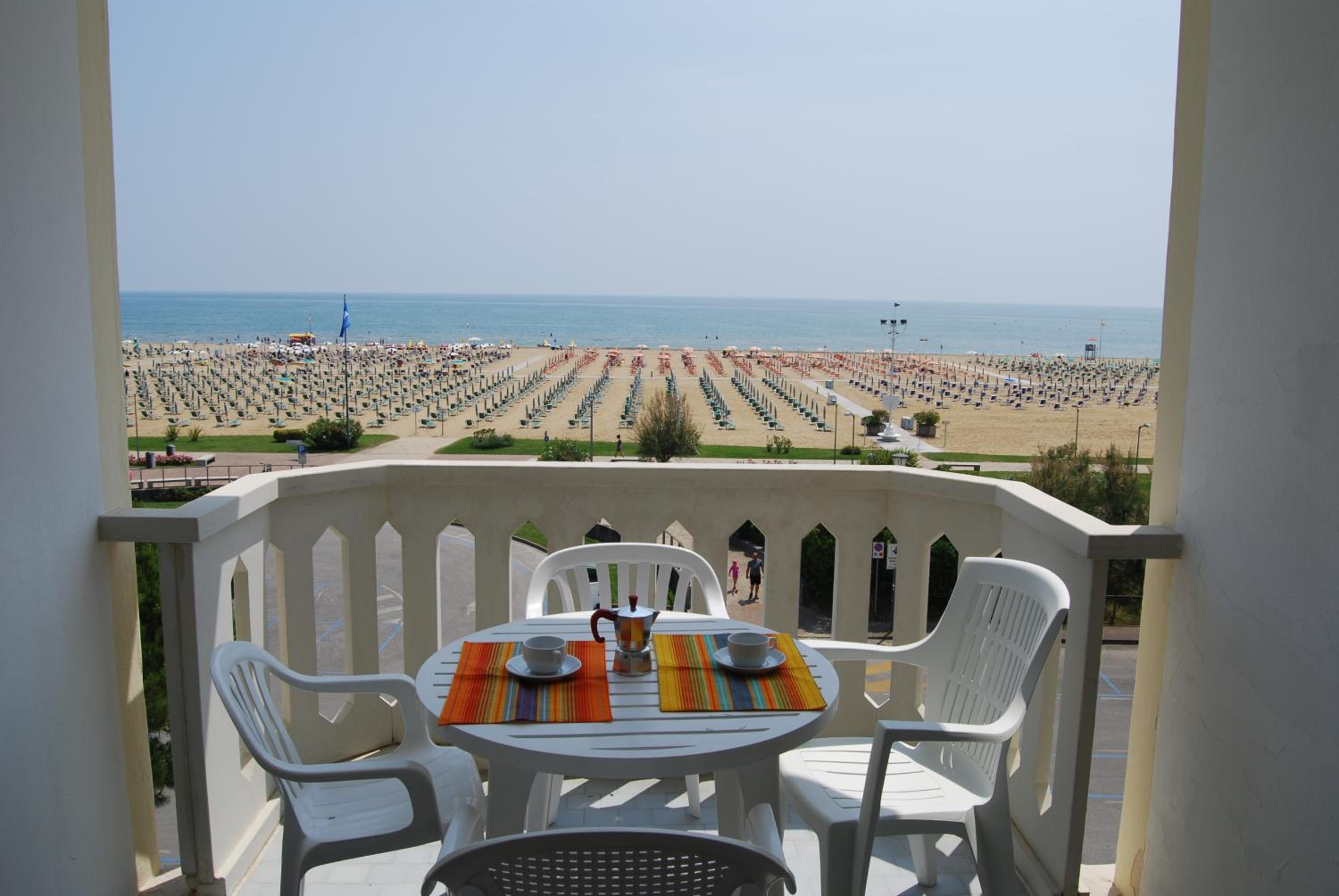 Comfy seafront studio with terrace view 4