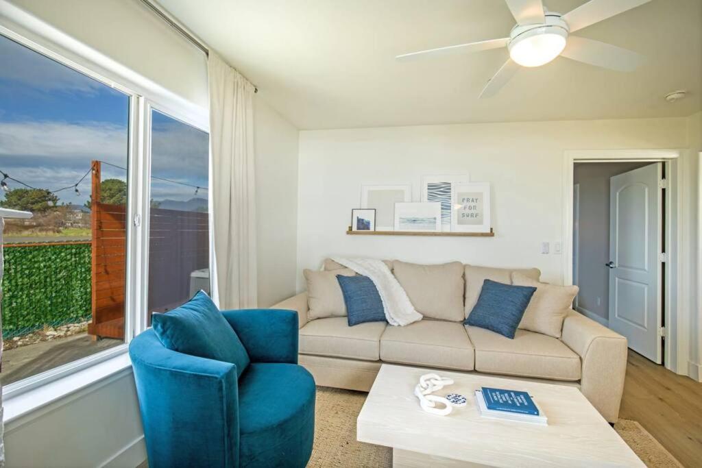 Oceanfront Deluxe Suite at the Black Sands Inn view 2
