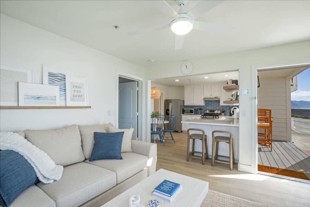 Oceanfront Deluxe Suite at the Black Sands Inn view 4