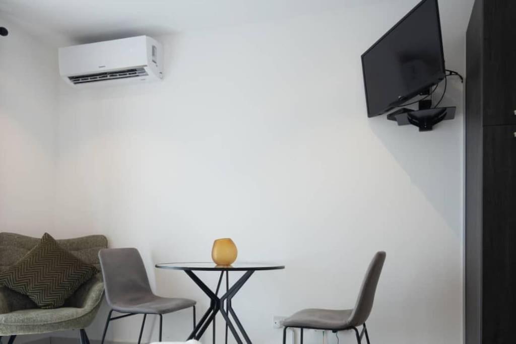 Airport Studio @The Lennox