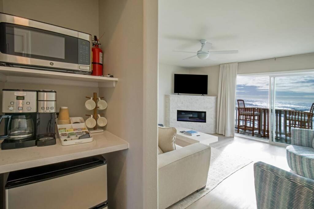 Newly Remodeled Oceanfront Mini Suite at the Black Sands Inn view 3