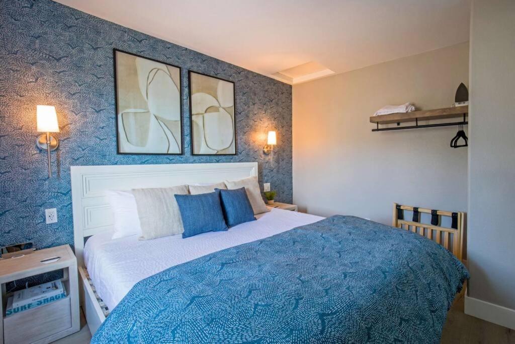 Newly Remodeled Oceanfront Mini Suite at the Black Sands Inn view 4