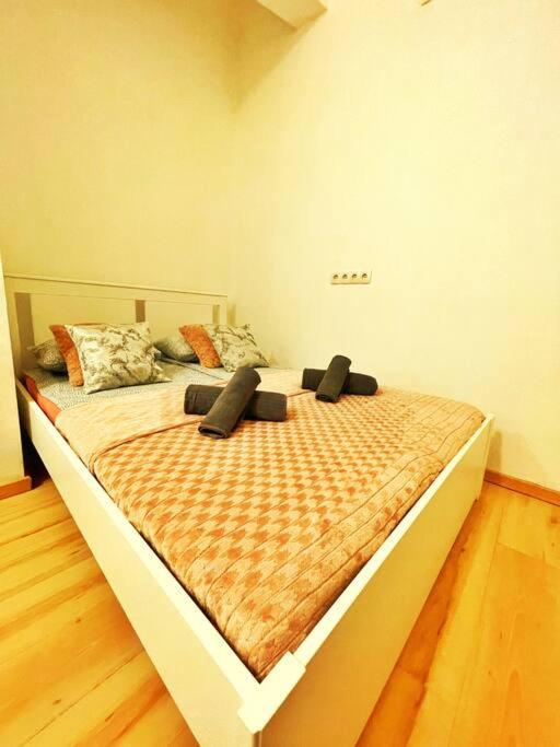 Central Studio Flat view 4