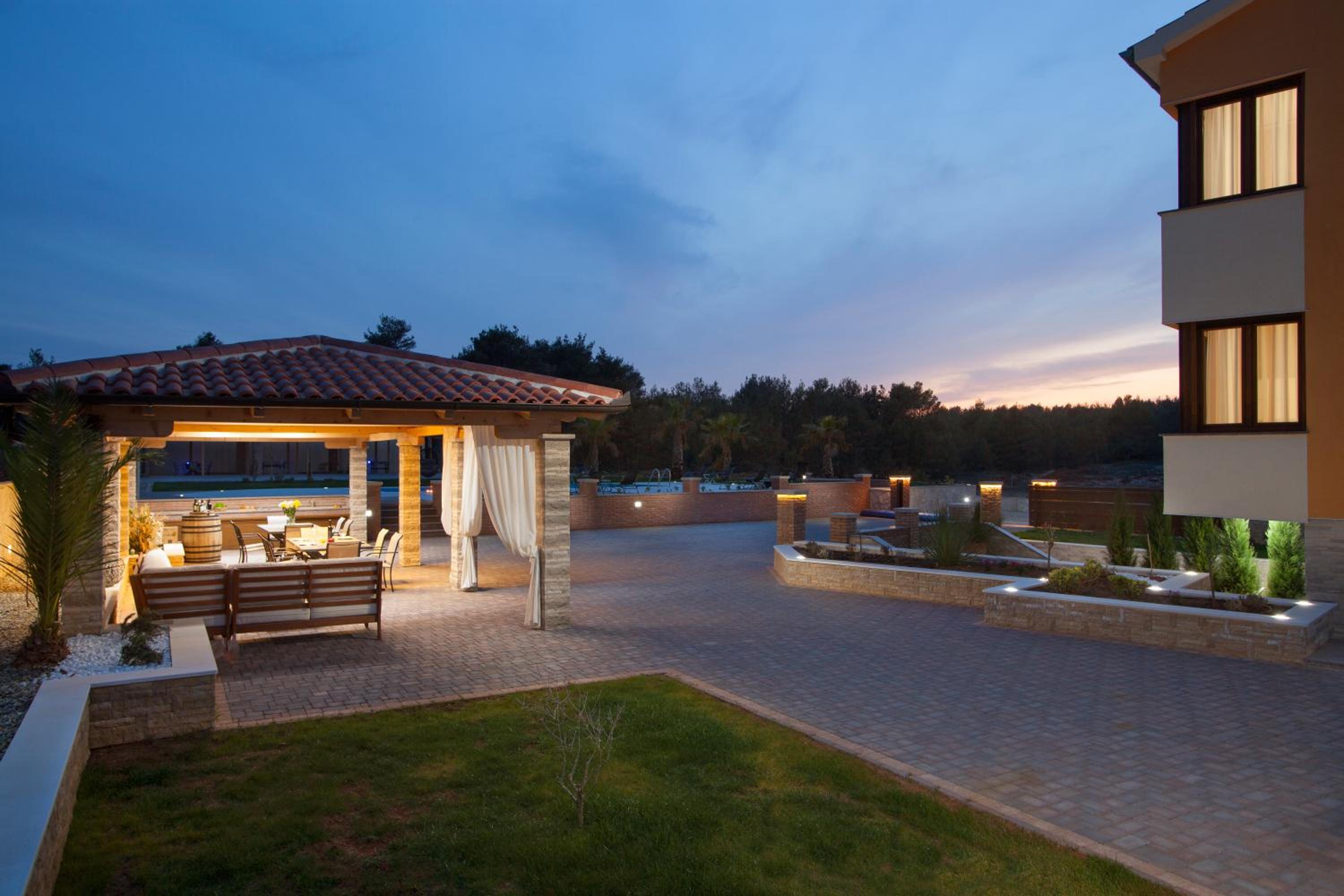 Malibu Grand Royale - Luxury Group Villa with Pool view 4